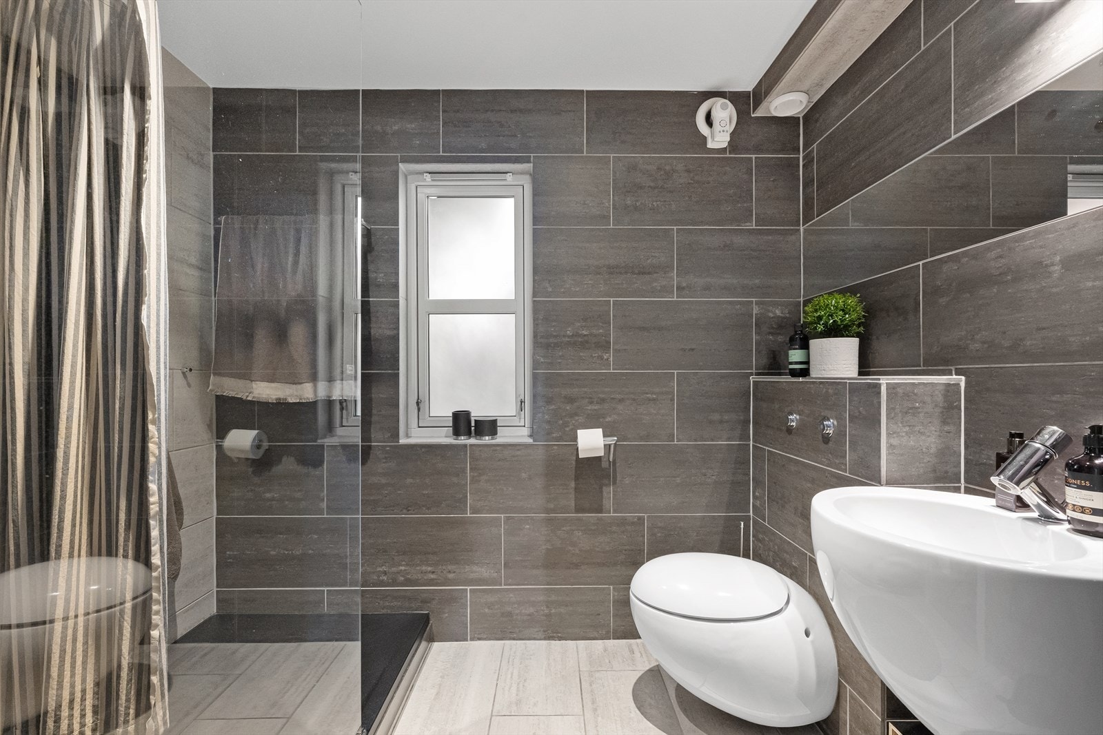 Helfliset og lekkert bad. Allessi toalett og vask. Galleribilde