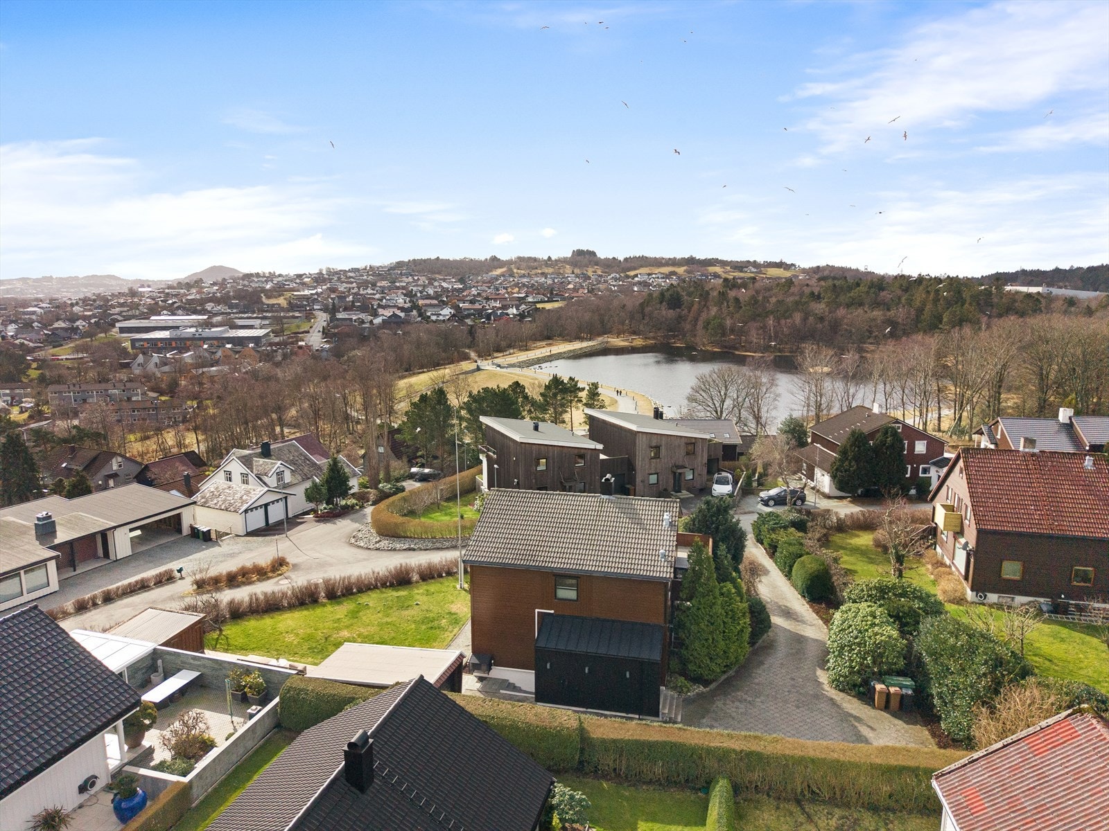 En stor familiebolig med solrik og flott tomt. 180 graders utsikt fra Gandsfjorden til Ullandhaug Galleribilde