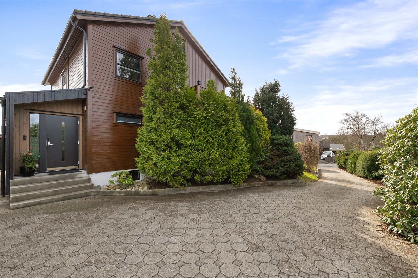 Stort gårdsrom med plass til mage biler. Inngangspartiet er påbygget i nyere tid. Galleribilde