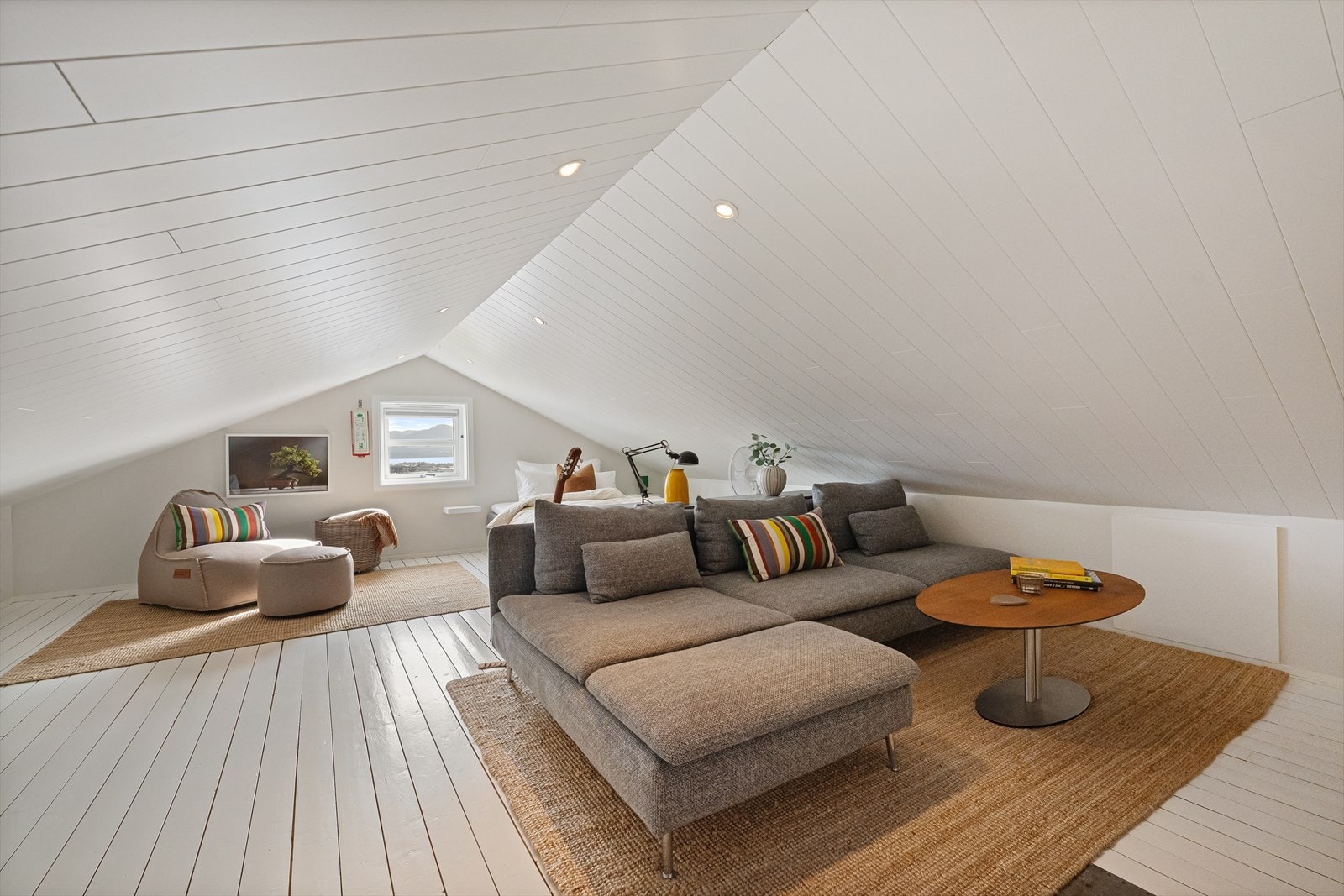 Loft. Ikke målbart areal pga. takhyøde, men har et gulvareal på 50m2 Galleribilde