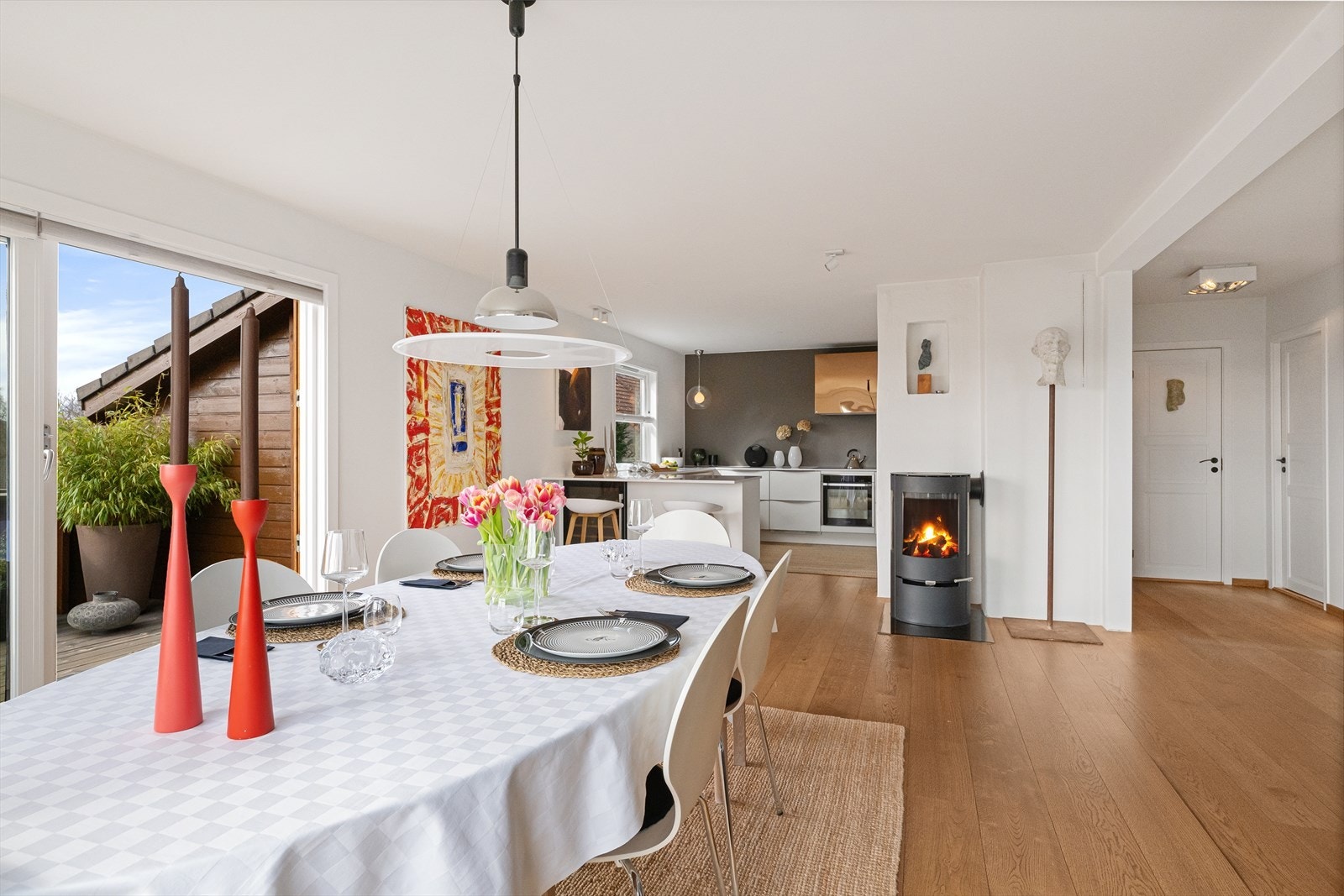 Kjøkkenet er noe tilbaketrukket fra stuen og tvstuen. Samtidig er det nært balkongen med mulighet for grilling. Og dersom det blåser går du til høyre ut balkongdøren. Her sitter du i le Galleribilde