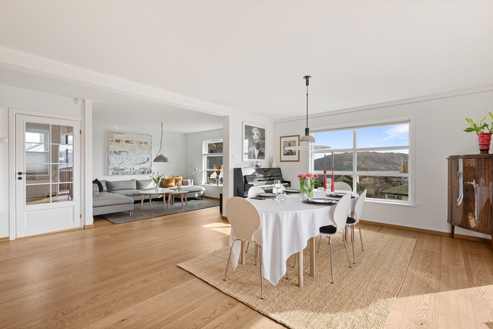 Gode soner og enkelt å møblere. Stort spisebord i fronten og tvstue lenger inne. Galleribilde