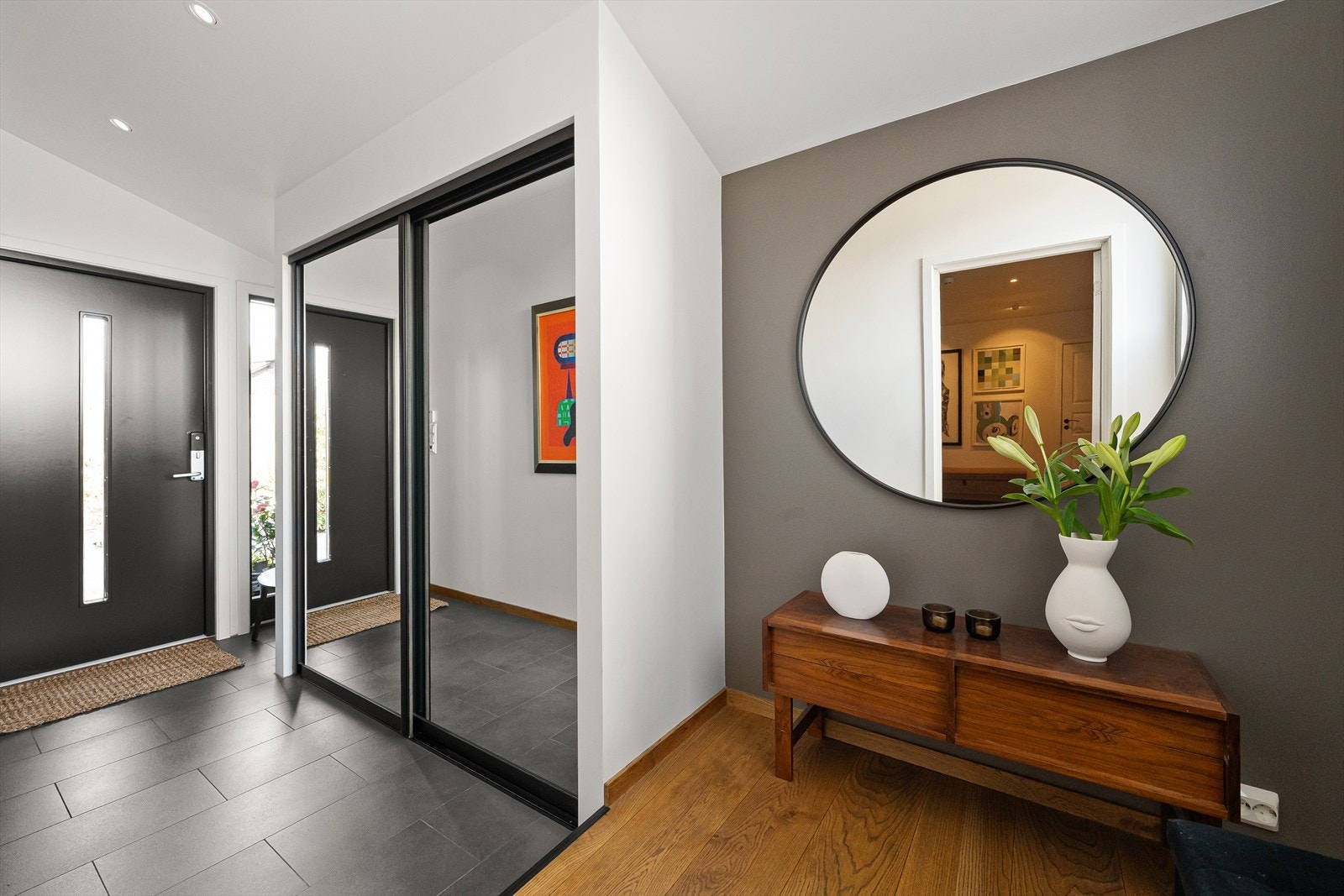 Inngangsparti med god speilgarderobe Galleribilde