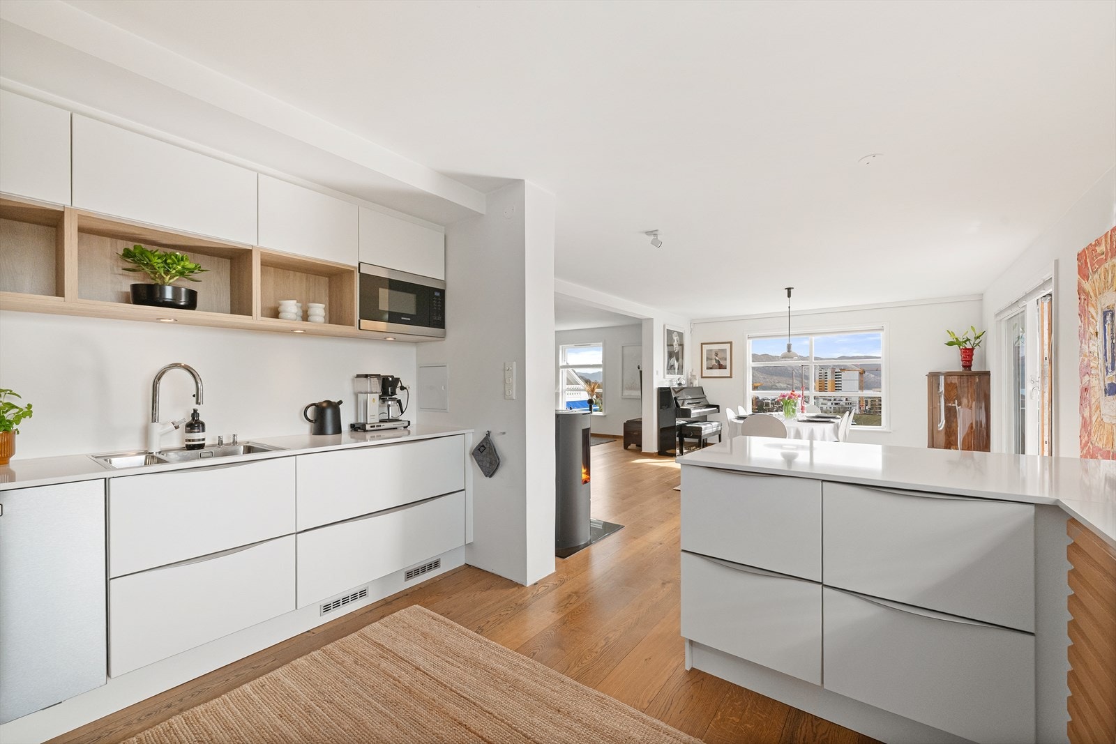 Integrerte hvitevarer samt kjøleskuffer i hjørnet Galleribilde