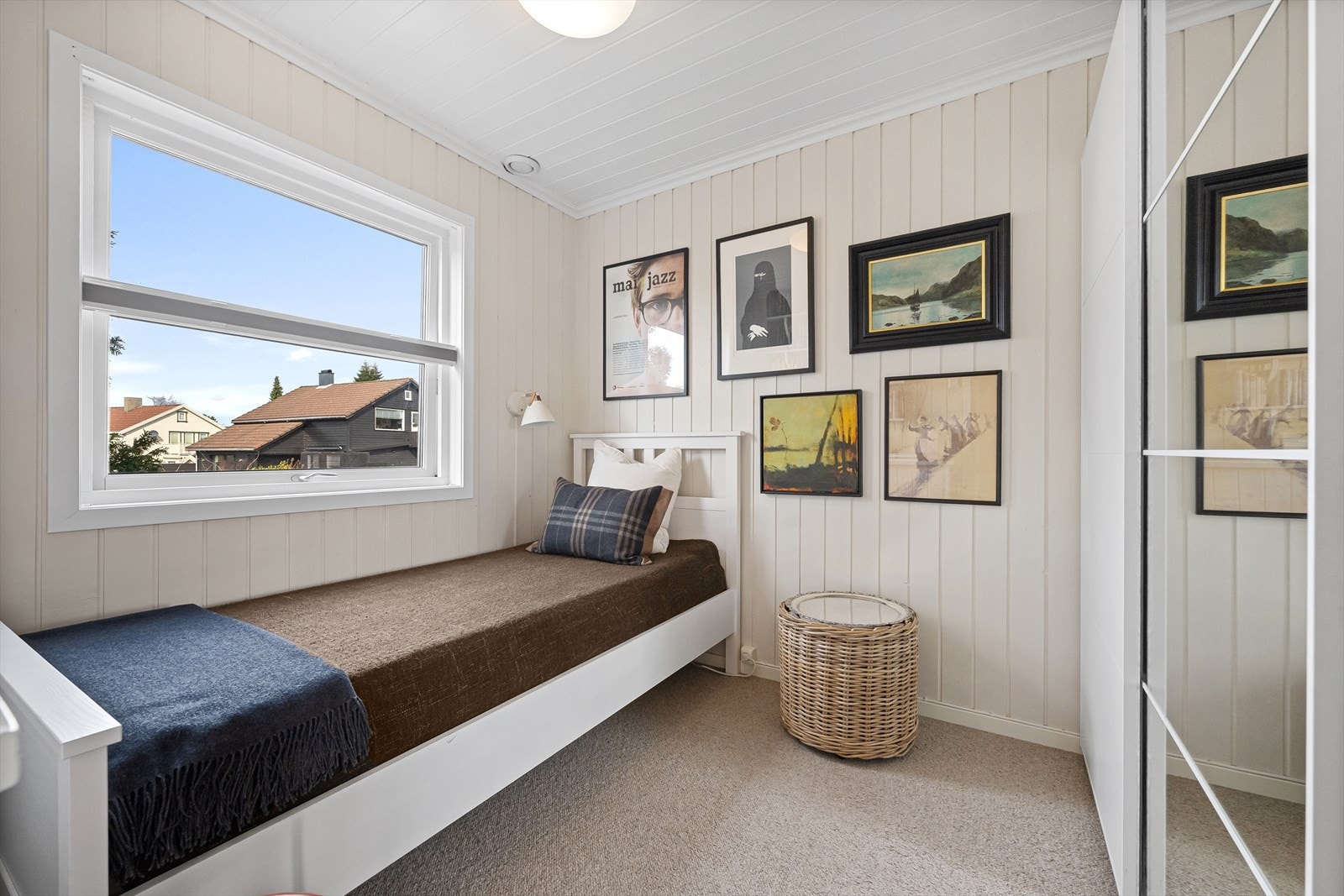 Soverom i andre etasje med garderobe Galleribilde