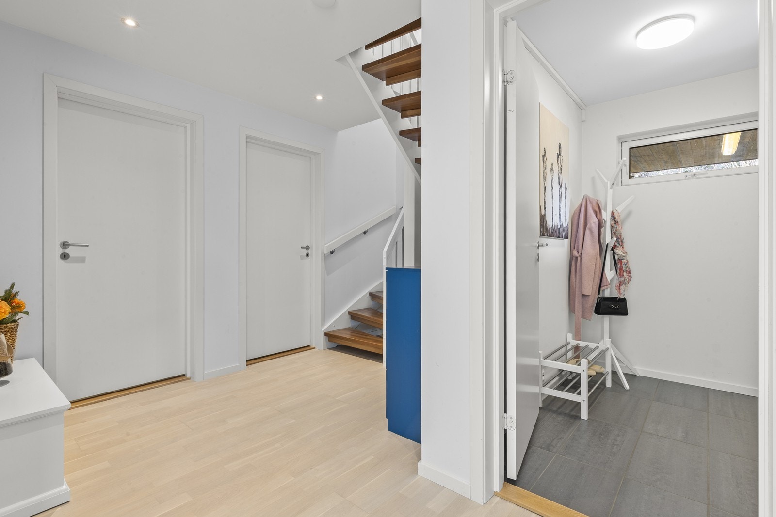 Vindfang og gang i 1. etasje Galleribilde