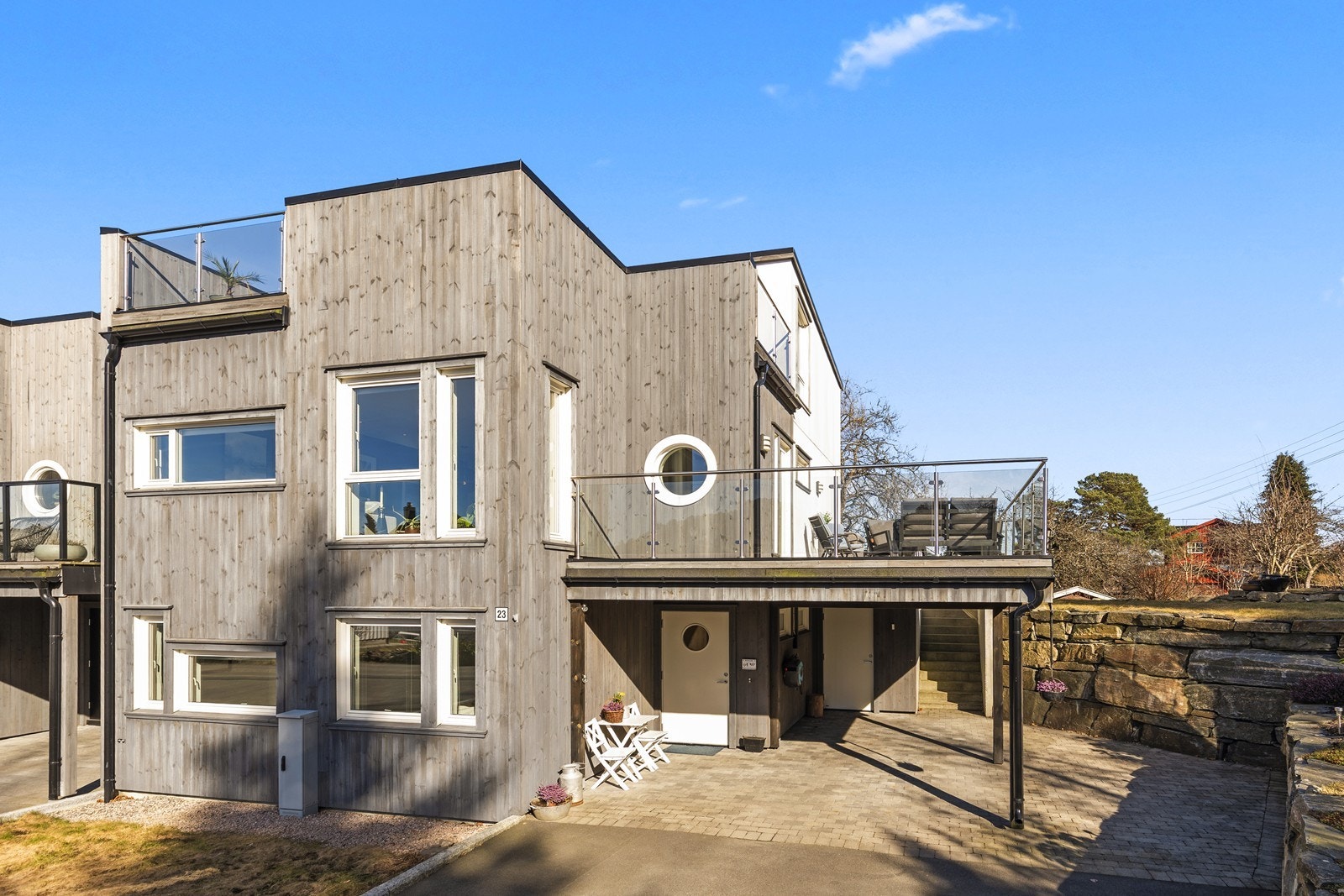 Eiendommen er pent opparbeidet med store uteområder, carport og hage Galleribilde