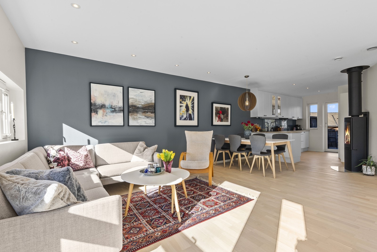 Romslig og lys stue i åpen løsning med kjøkken. Perfekt til hverdag og fest Galleribilde