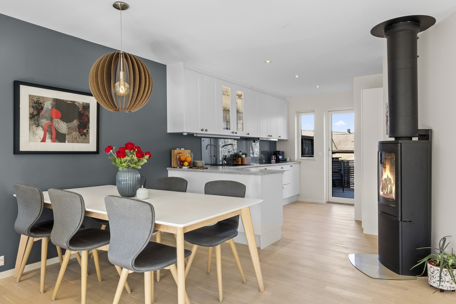 Naturlig plassering av spisebord tilknyttet kjøkkeninnredningen Galleribilde