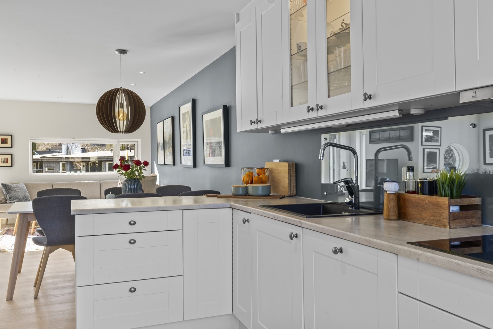 Kjøkkenet er godt utnyttet med mye skap- og benkeplass Galleribilde