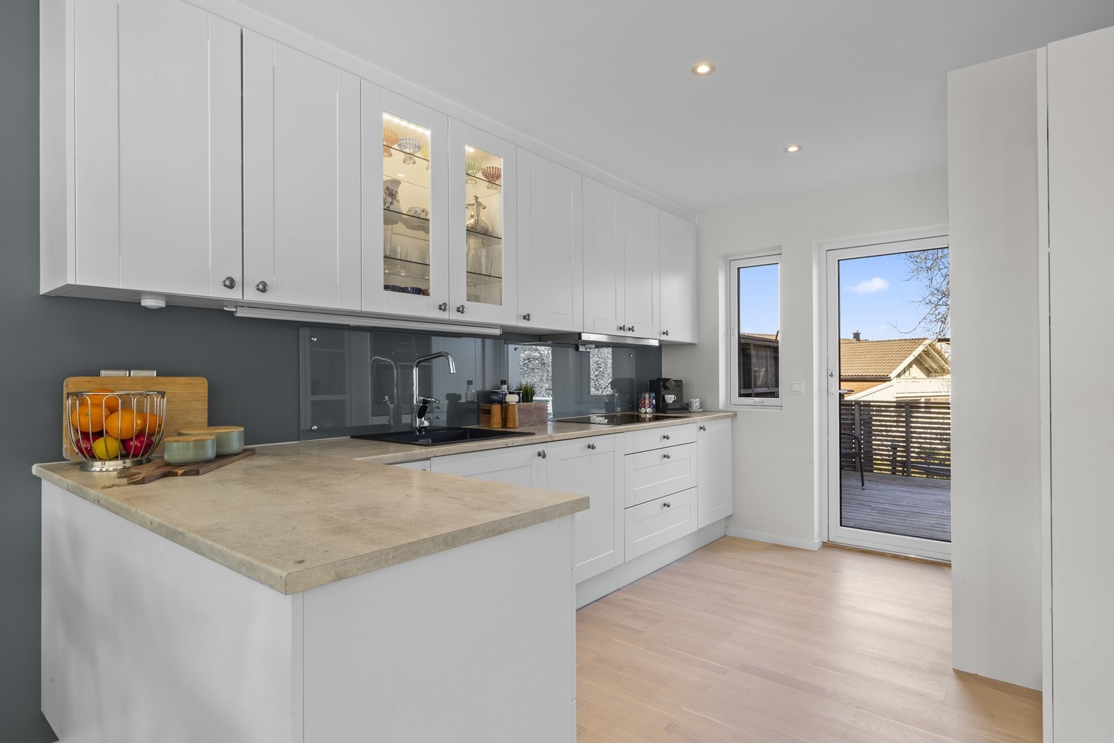 Kjøkkenet har også integrerte hvitevarer og utgang til en romslig veranda Galleribilde