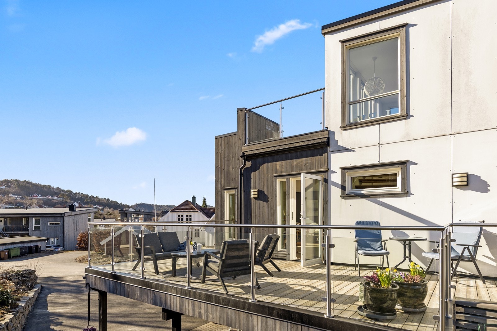 Solrikt terrasse | Flere muligheter for møblering. Galleribilde