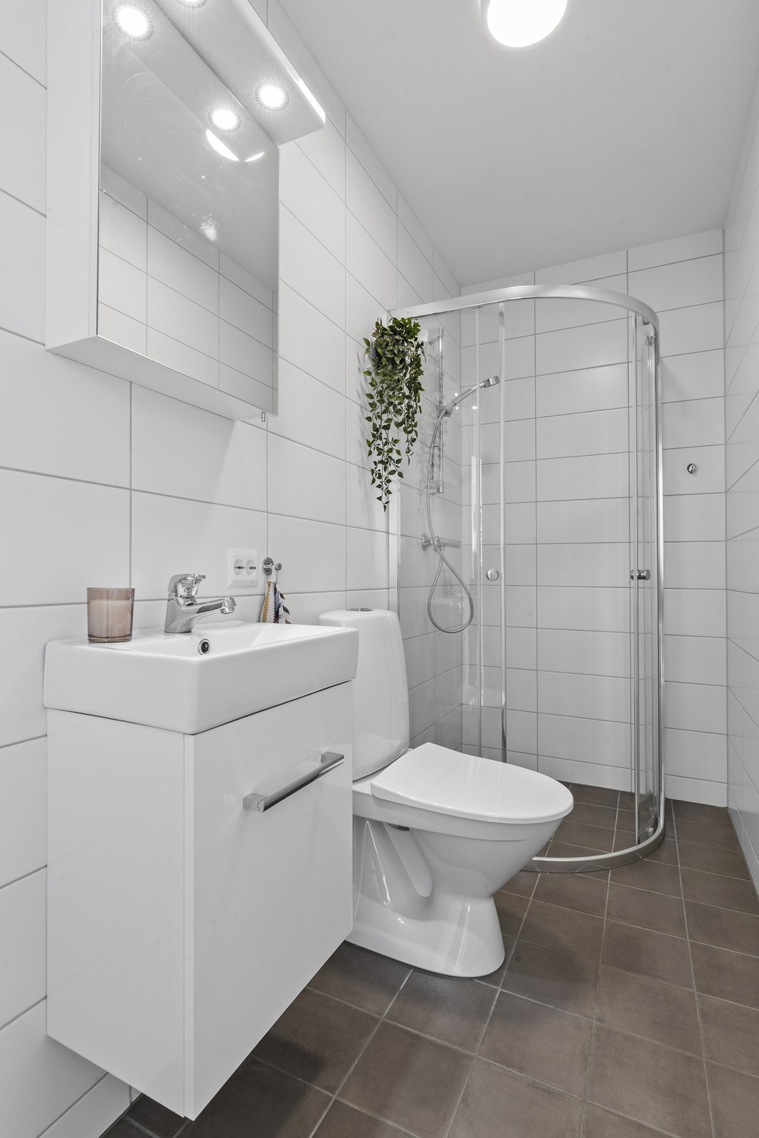 Pent helfliset bad i 2. etasje Galleribilde