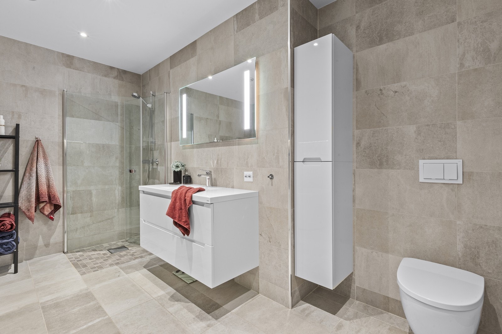 Badet er videre utstyrt med servant, vegghengt toalett og rikelig med oppbevaringsplass Galleribilde