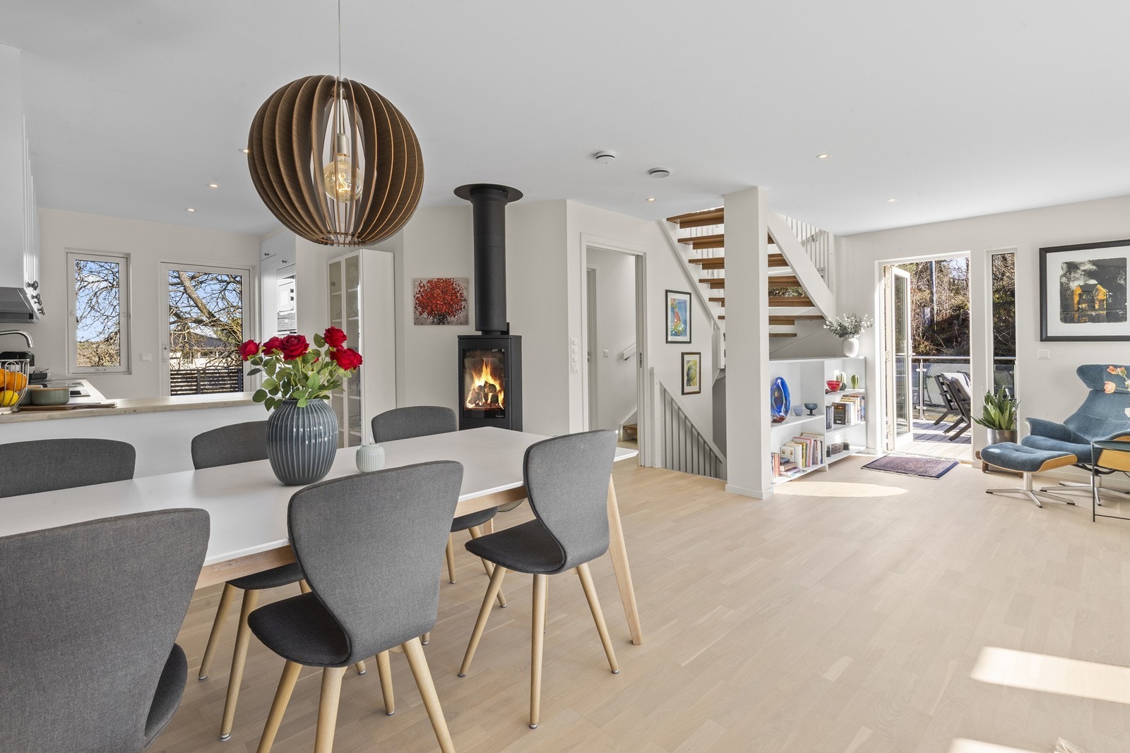 Effektiv peisovn praktisk plassert mellom stue og kjøkken Galleribilde