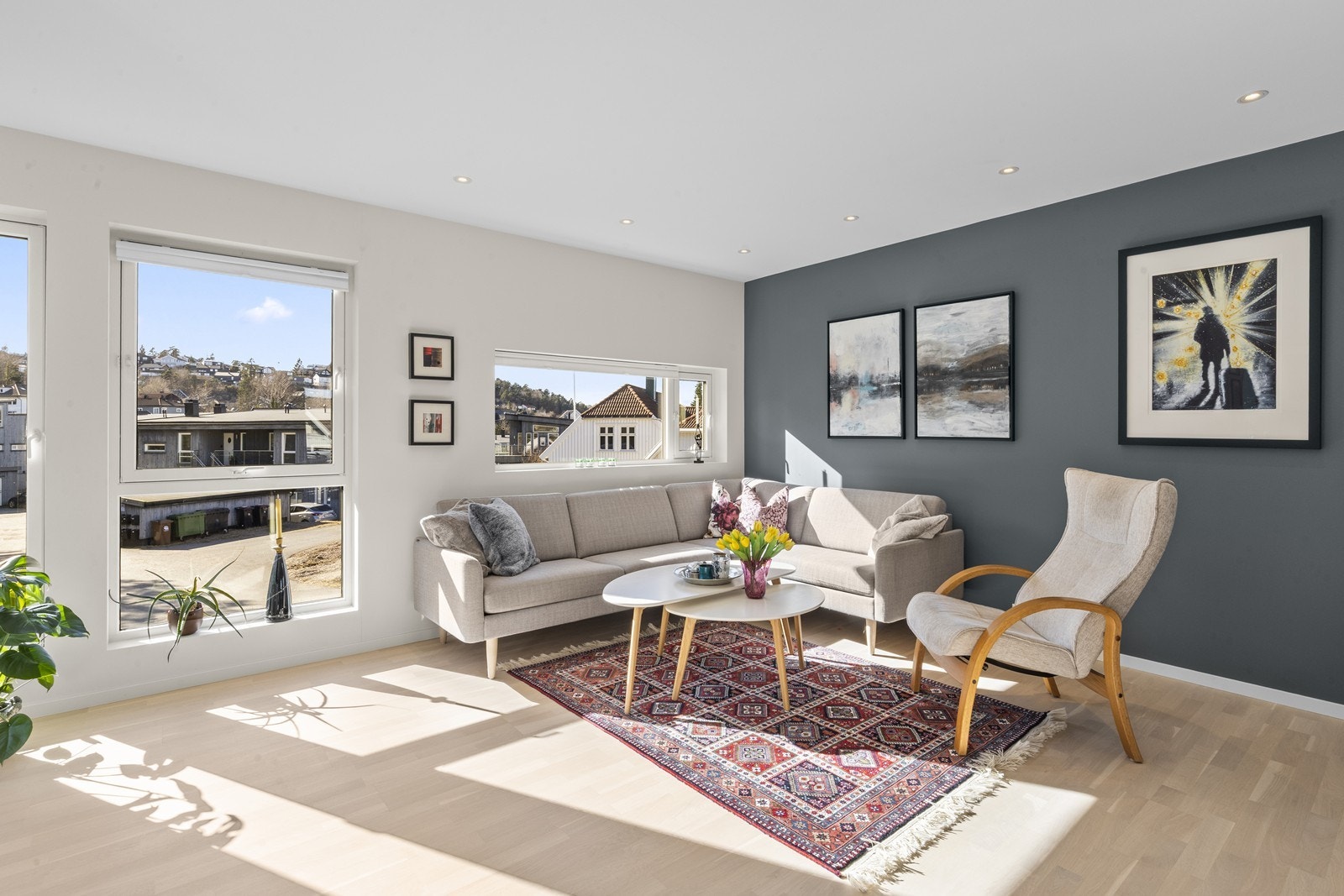 Store vindusflater med rikelig med naturlig lysinnslipp som bidrar til god romfølelse Galleribilde