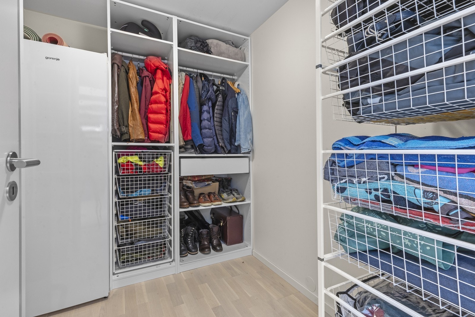 Romslig innvendig bod, perfekt til oppbevaring Galleribilde