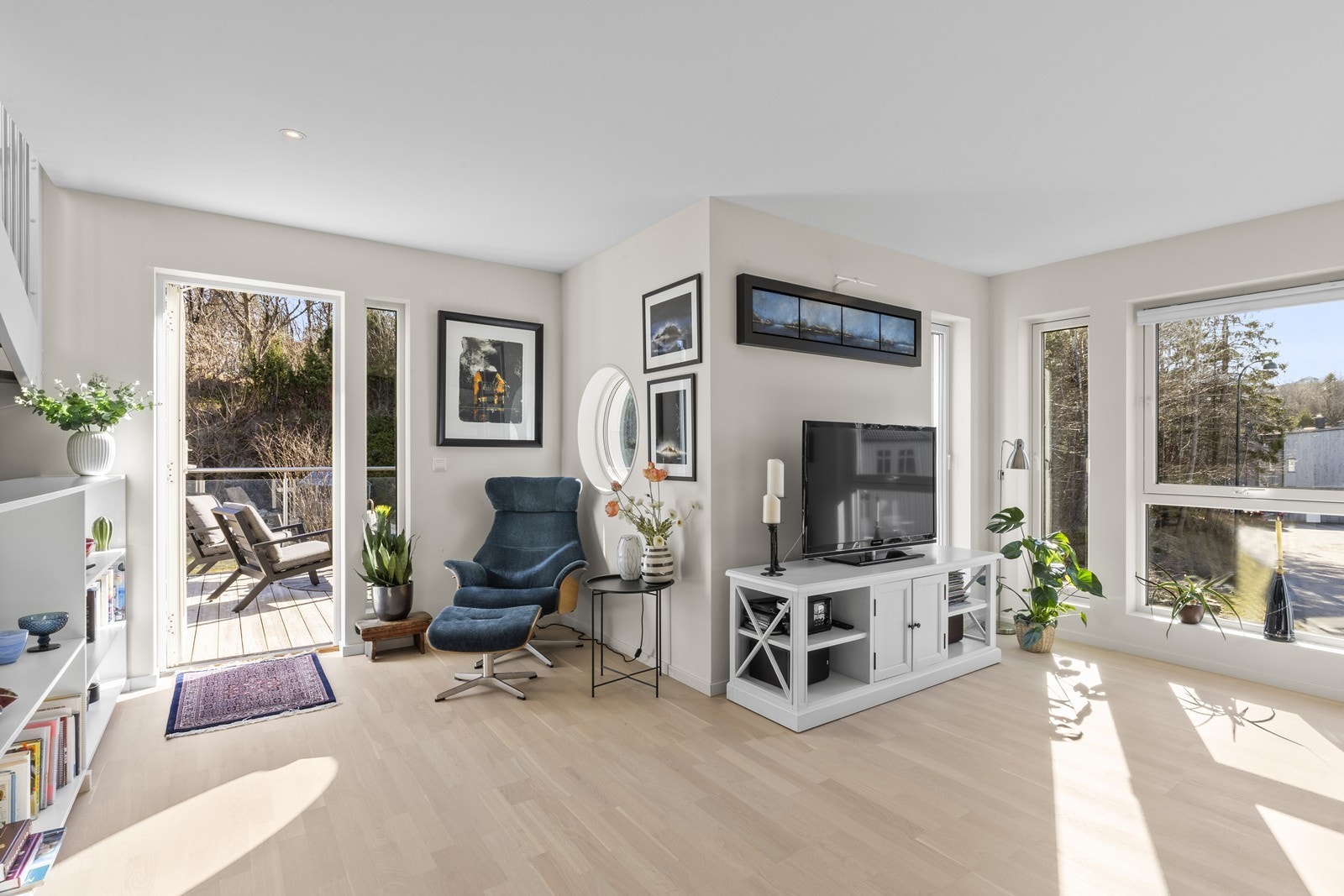 Stue med direkte utgang til en solrik, romslig og usjenert terrasse Galleribilde