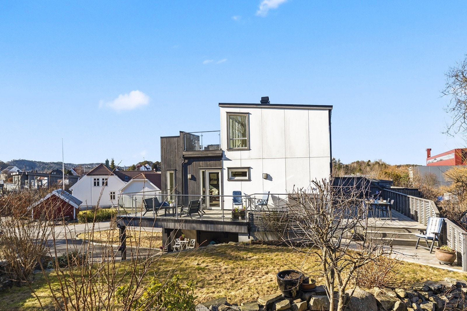 Solrik, romslig og usjenert rundt huset Galleribilde