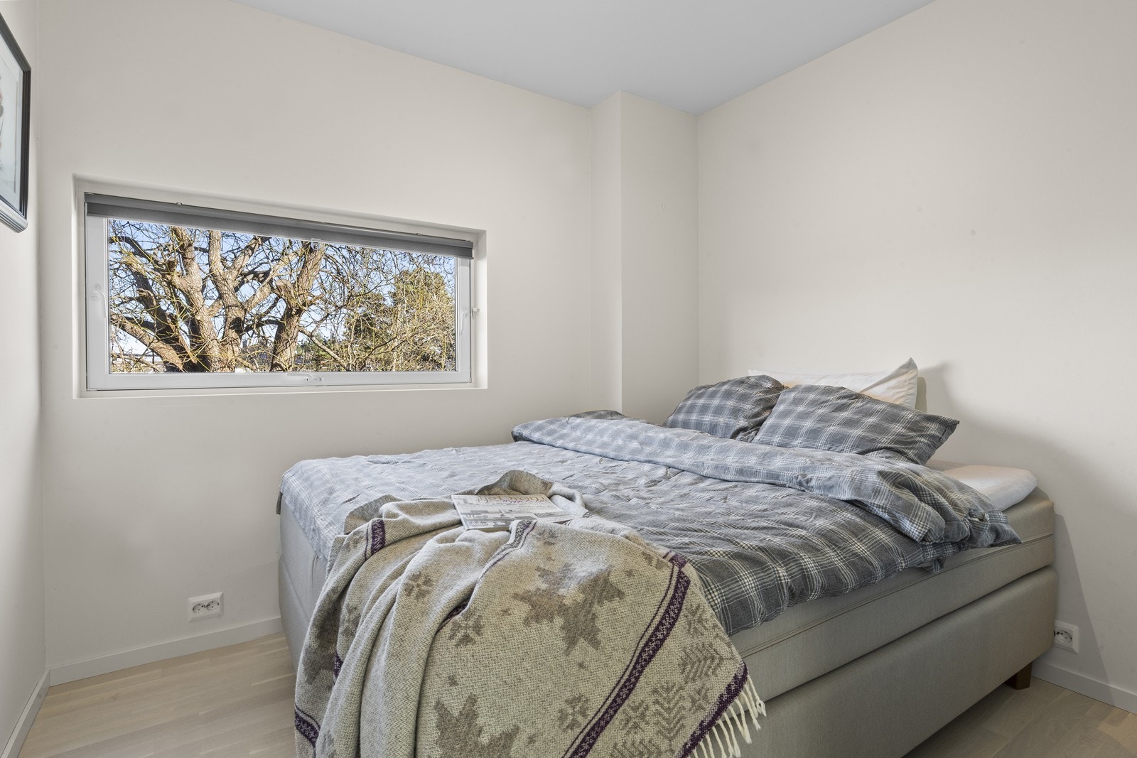 Soverom i 2. etasje med moderne overflater. God plass til seng og tilhørende soveromsmøblement Galleribilde