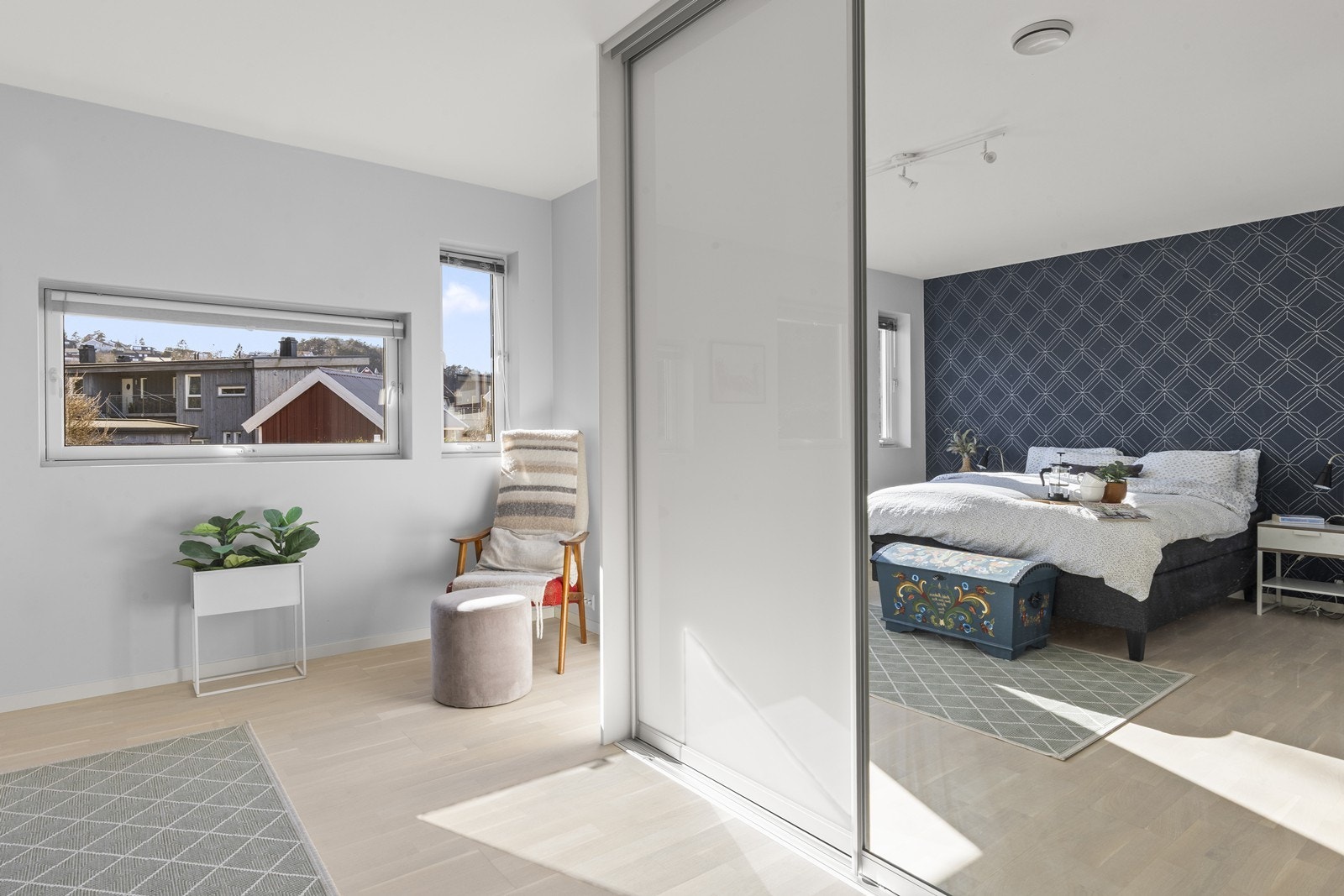 Rikelig med skapplass og lysinnslipp Galleribilde