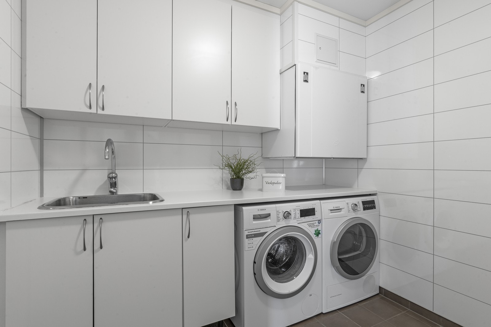 Vaskerom/teknisk rom i 1. etasje med god innredning Galleribilde