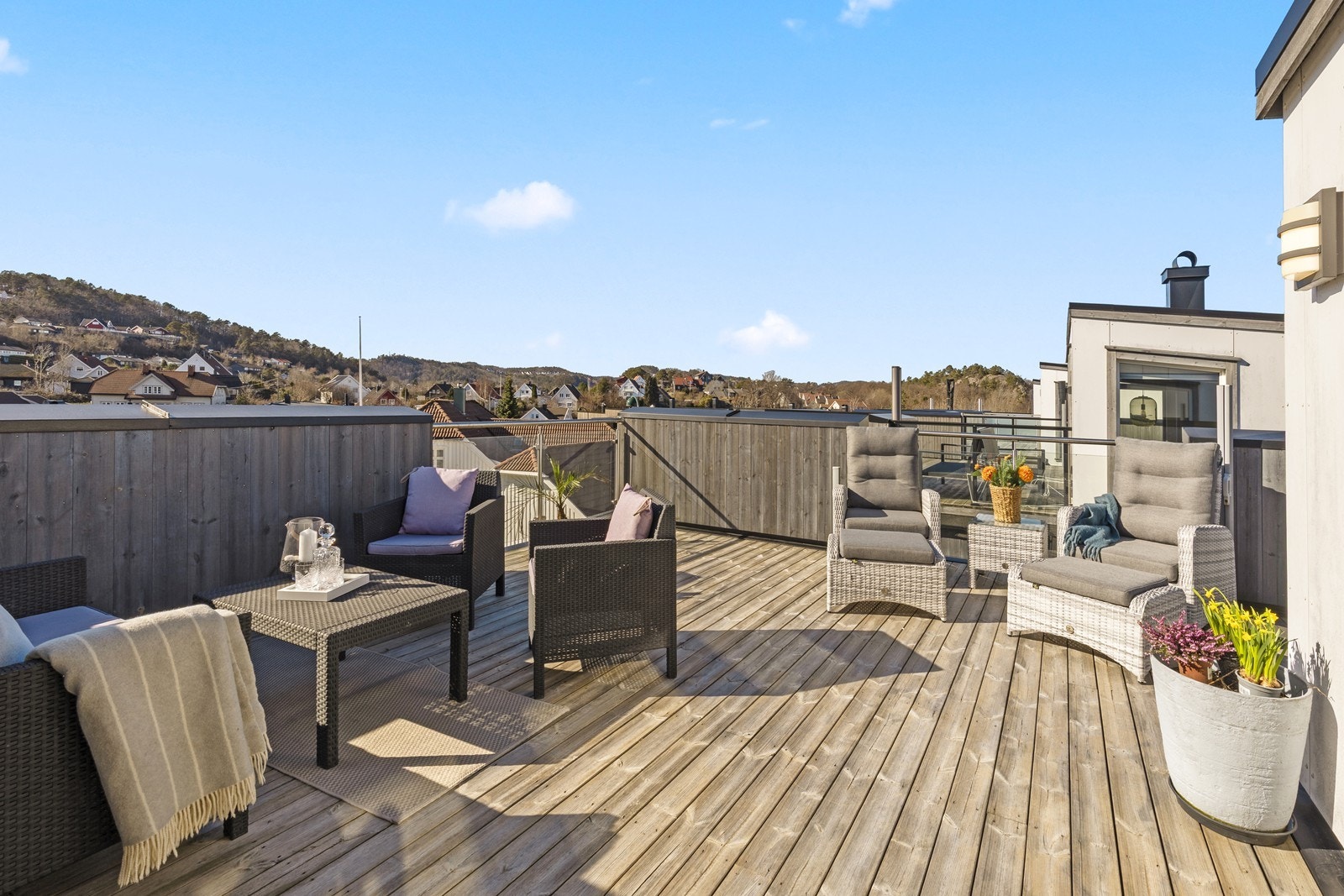 Rikelig med plass til hage grupper ute. Her kan du lage flere forskjellige hyggelige soner Galleribilde