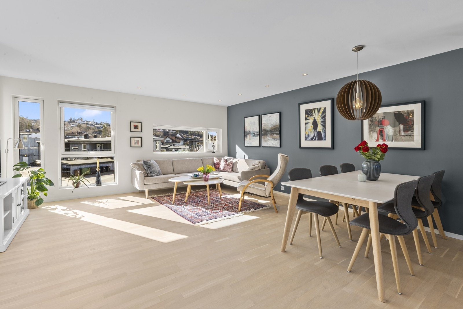 Stuen har moderne overflater og gode møbleringsmuligheter Galleribilde