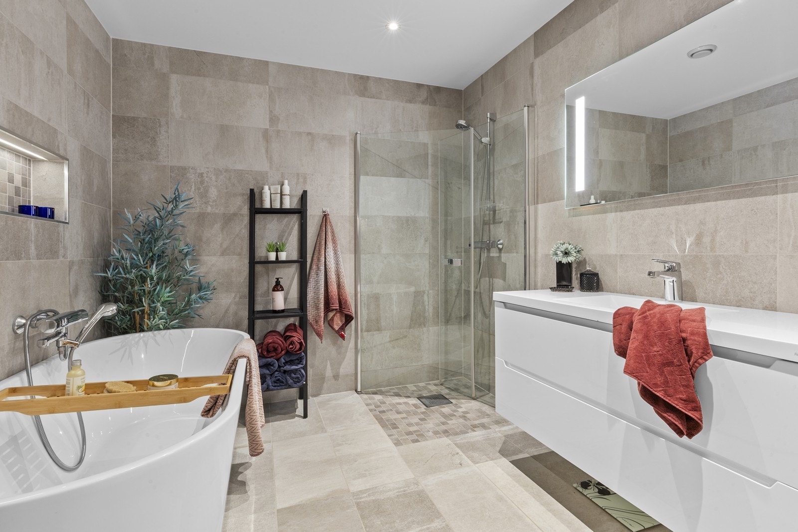 Lekkert baderom i 1. etasje med badekar og dusj Galleribilde