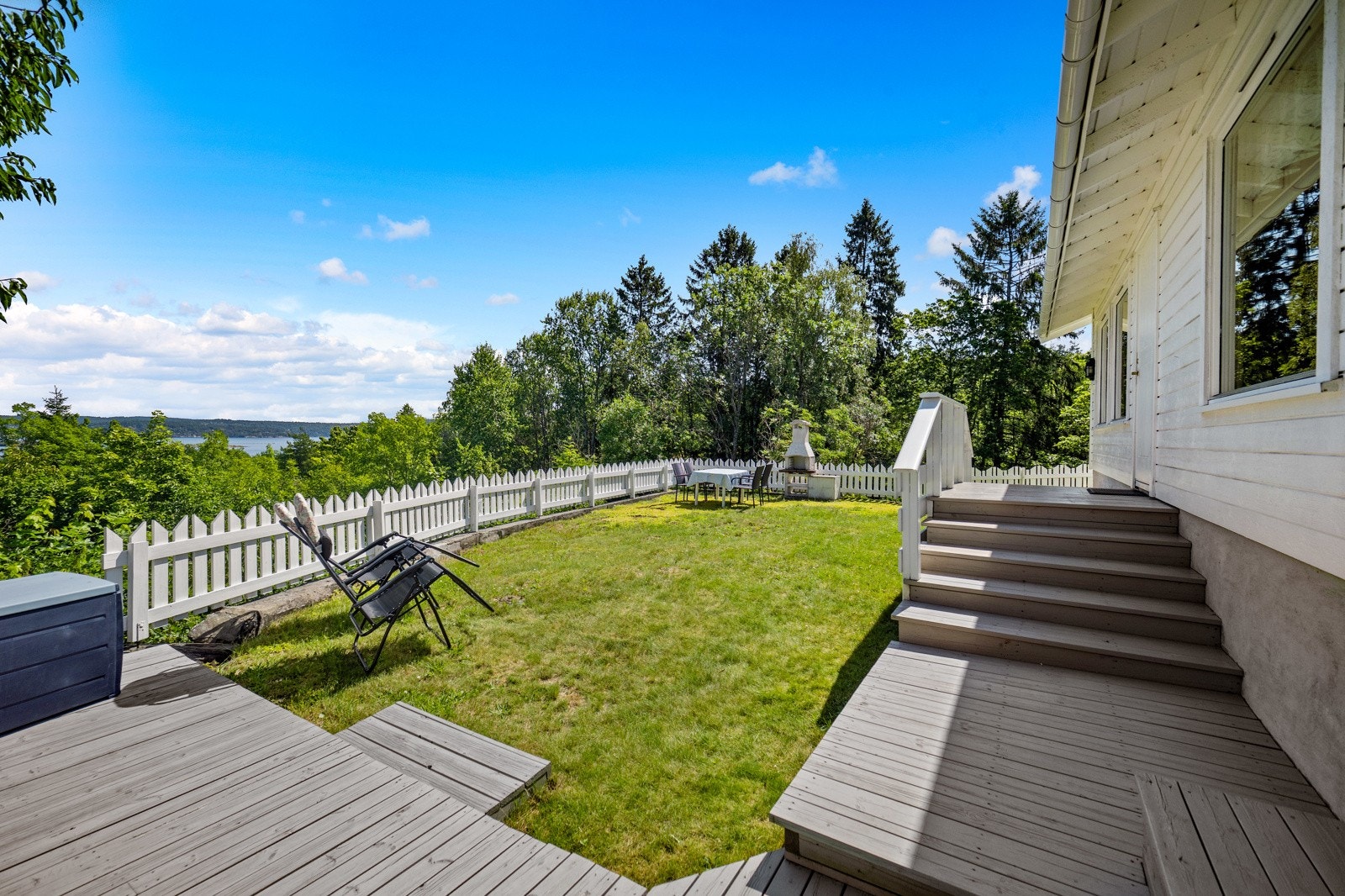 Tomten er opparbeidet med diverse beplantning, prydbusker og plenområder Galleribilde