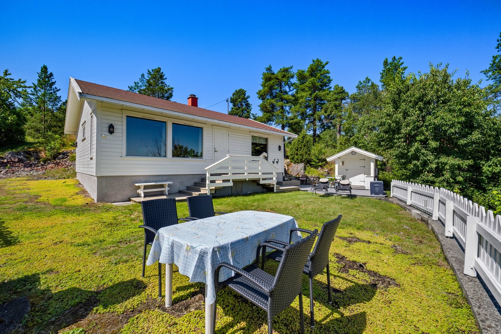 Dette er en koselig hytte beliggende på en kolle i Båtstø i Asker kommune Galleribilde