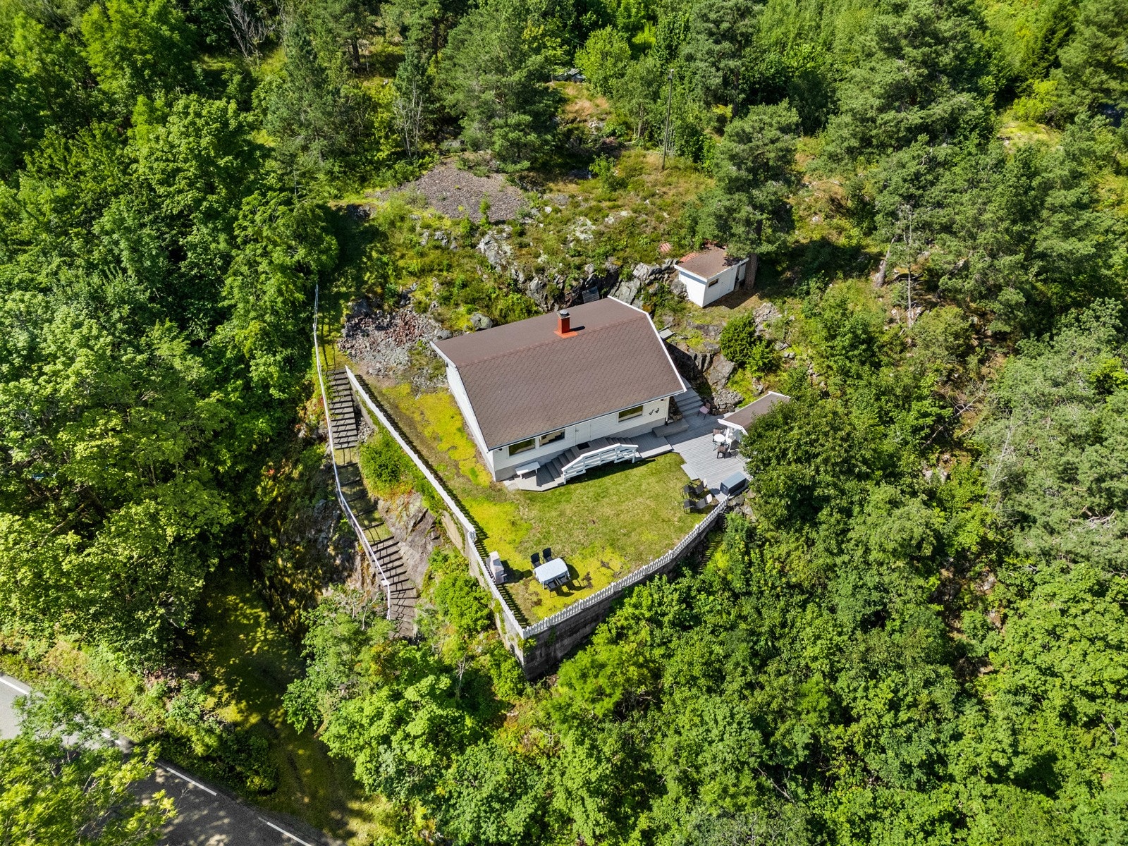 Eiendommen har stor selveiertomt på 1 693 kvm med parkering på egen tomt Galleribilde