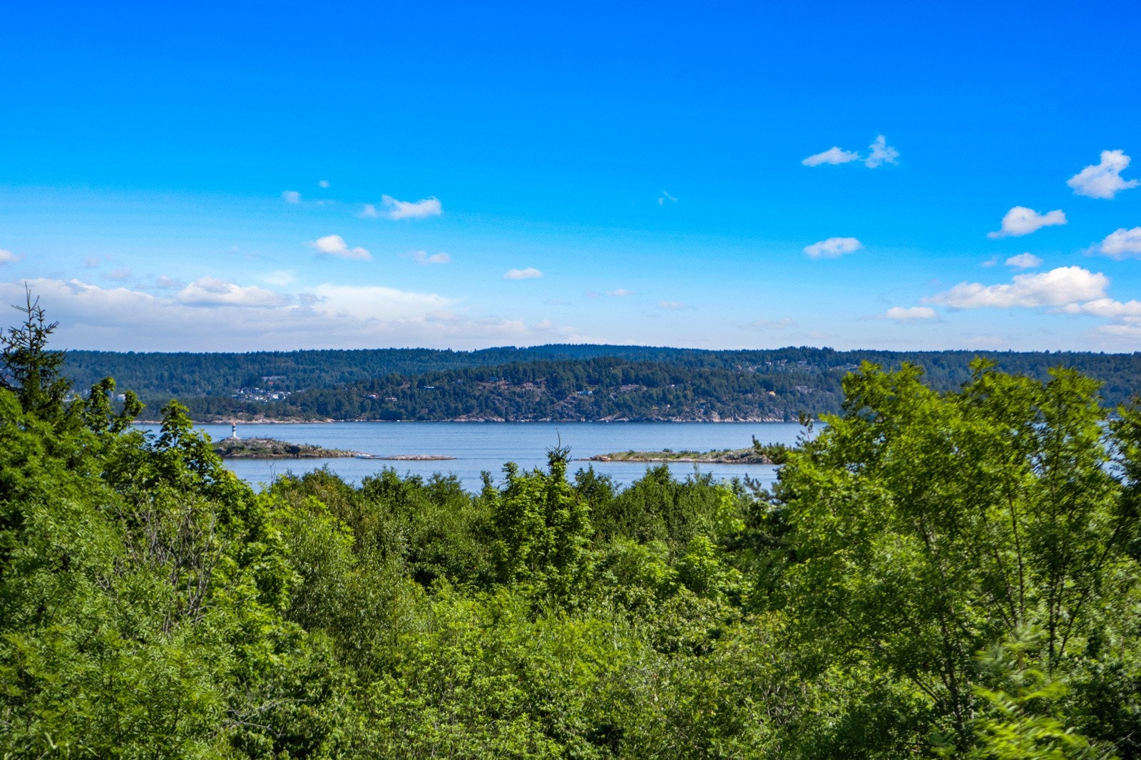 Hytten har gode solforhold og ligger med fin utsikt utover Oslofjorden! Galleribilde