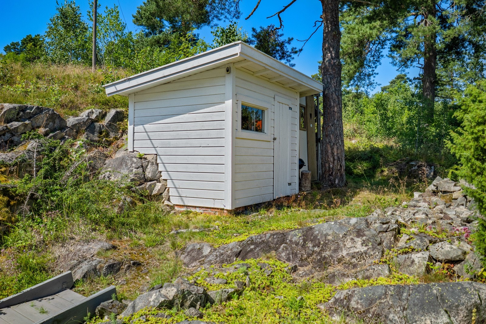 Eiendommen har både en frittstående redskapsbod samt en bod Galleribilde