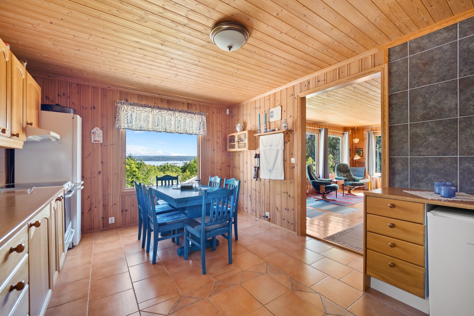 Koselig kjøkken med spiseplass i tilknytning Galleribilde