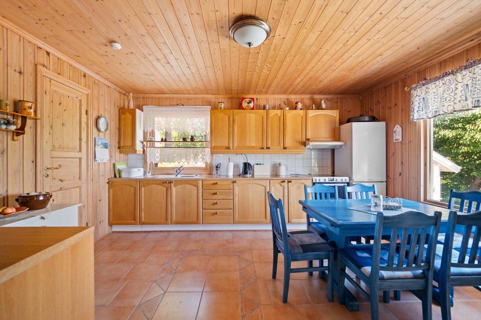 Kjøkkenet har godt med skap- og benkeplass. Frittstående komfyr, kjøleskap og fryser. Galleribilde