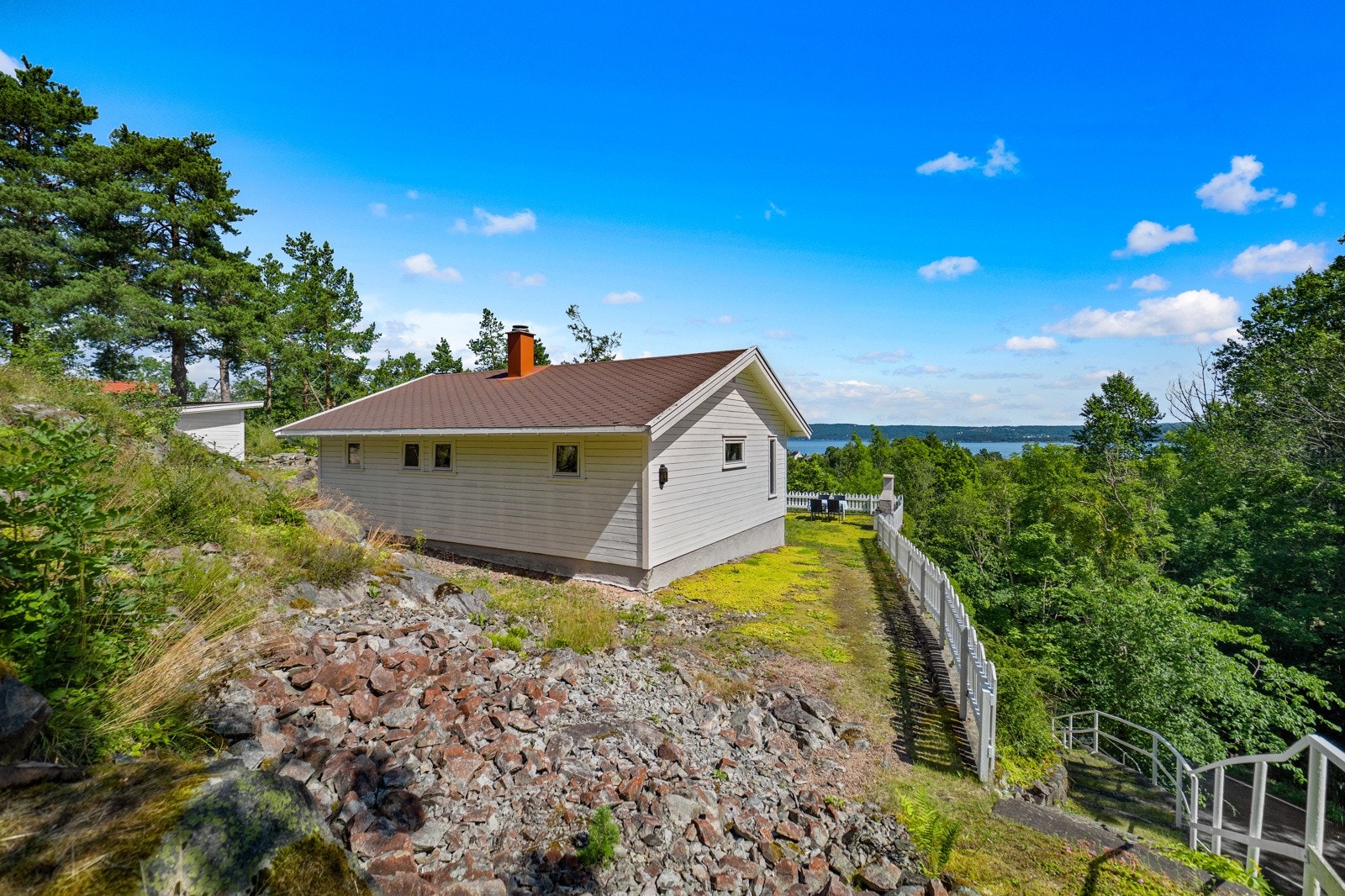 Eiendommen har adkomst via trapp opp fra parkeringsplass Galleribilde