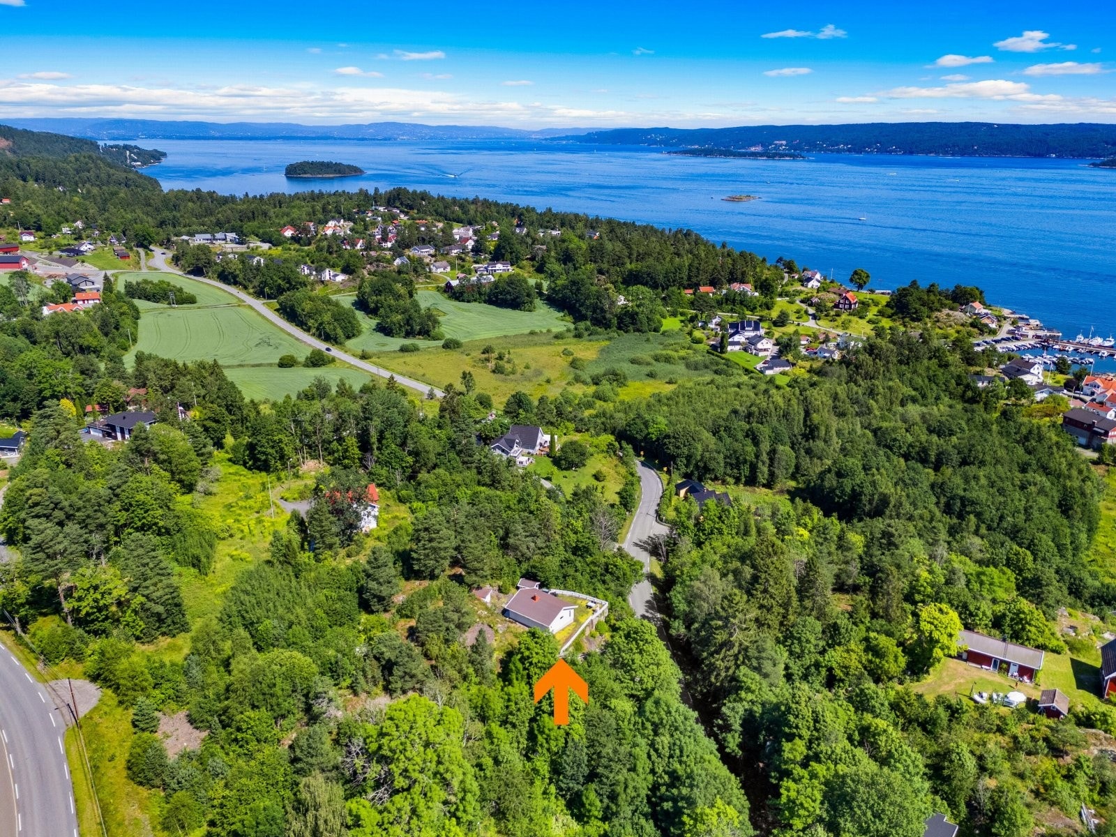 Hytten ligger i et hyggelig lite tettsted langs Oslofjorden, kun 3 km syd for Nærsnes Galleribilde
