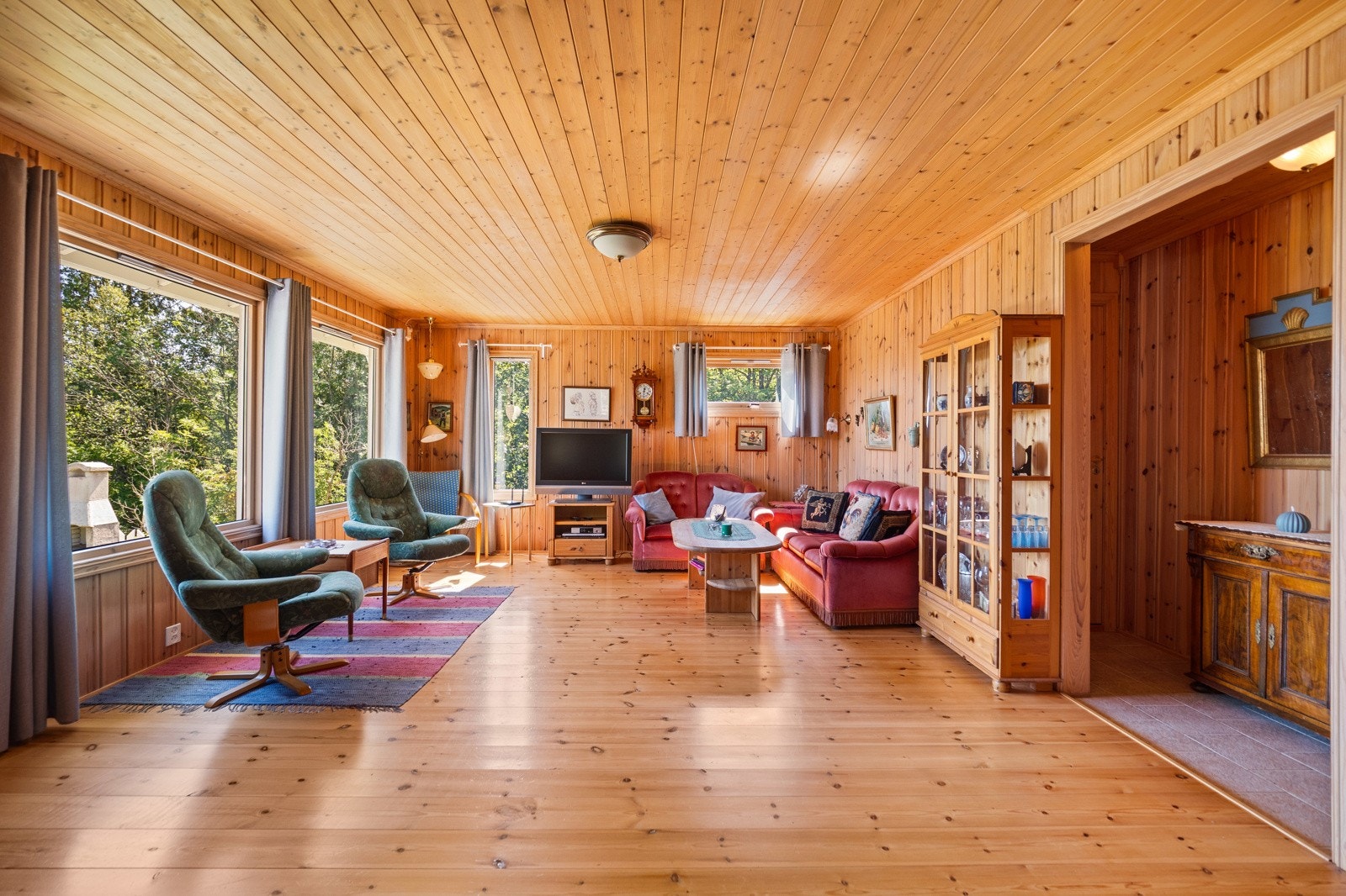 Stuen får godt med innslipp av naturlig lys Galleribilde