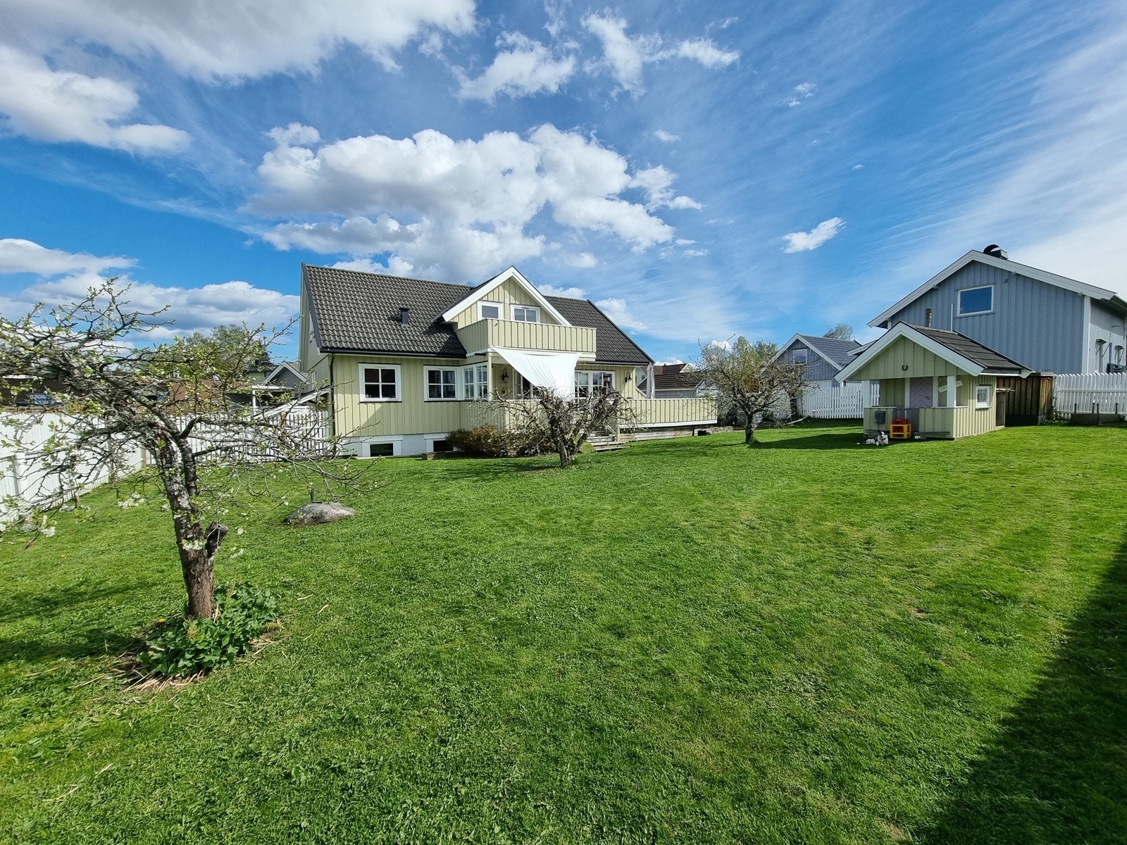 Arstadroa 6 en sommerdag Galleribilde