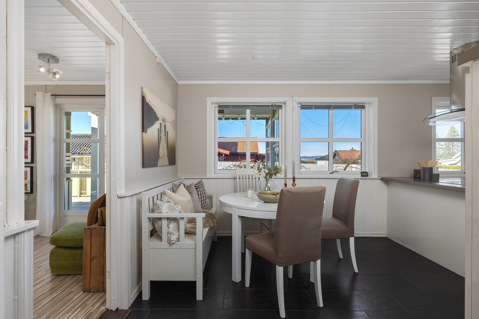 Hyggelig spiseplass på kjøkkenet med gode vinduer Galleribilde