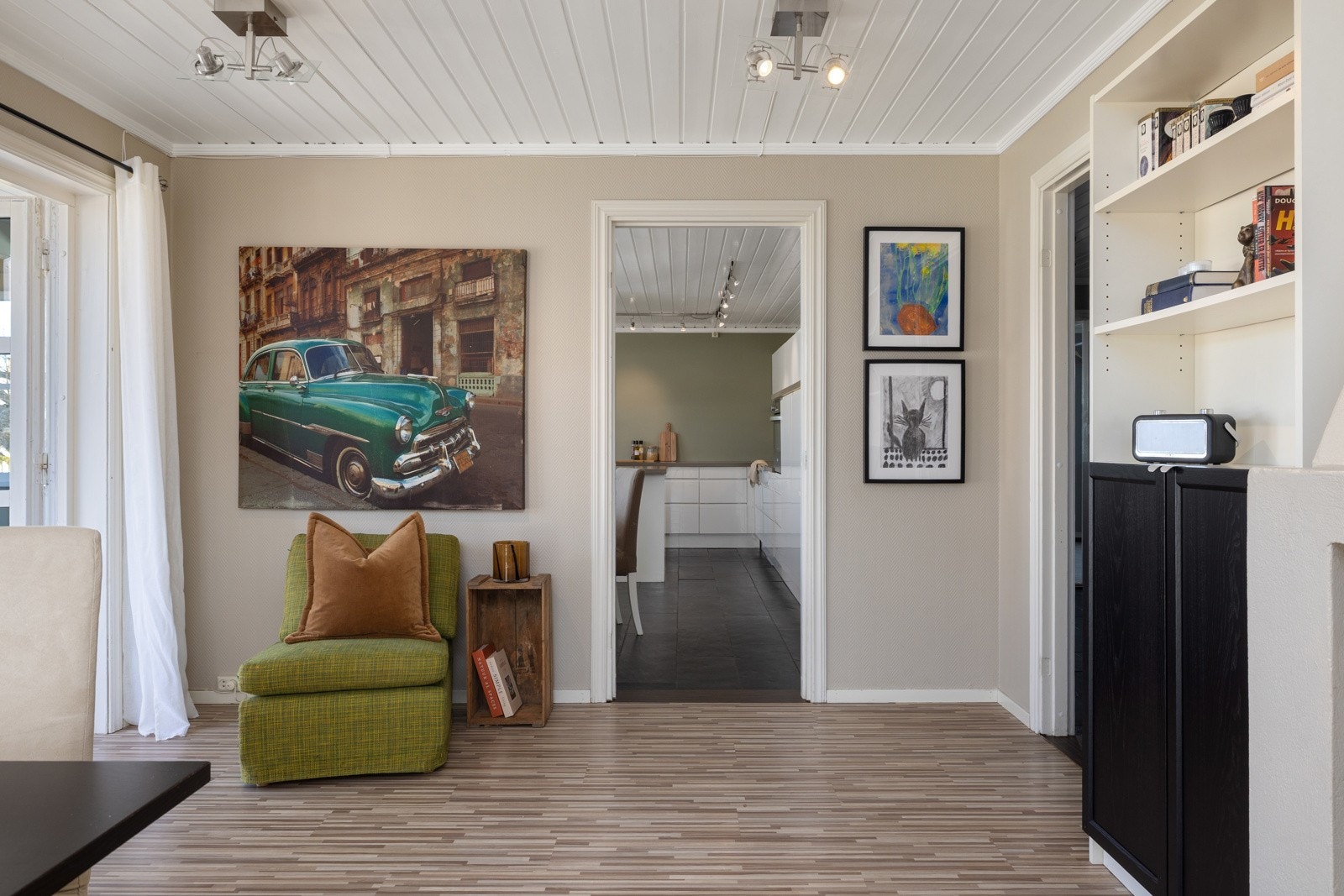 Spisestue mot kjøkkenet Galleribilde