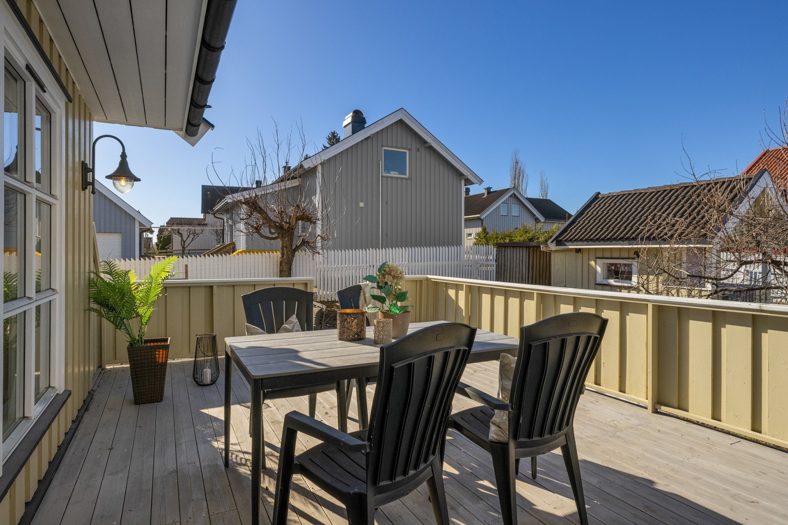 Terrasse en vårdag Galleribilde