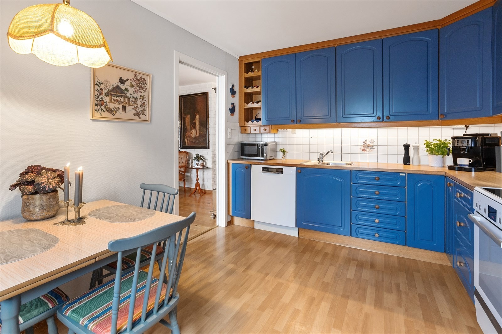 Kjøkkenet har godt med skapplass og en hyggelig spiseplass. Galleribilde