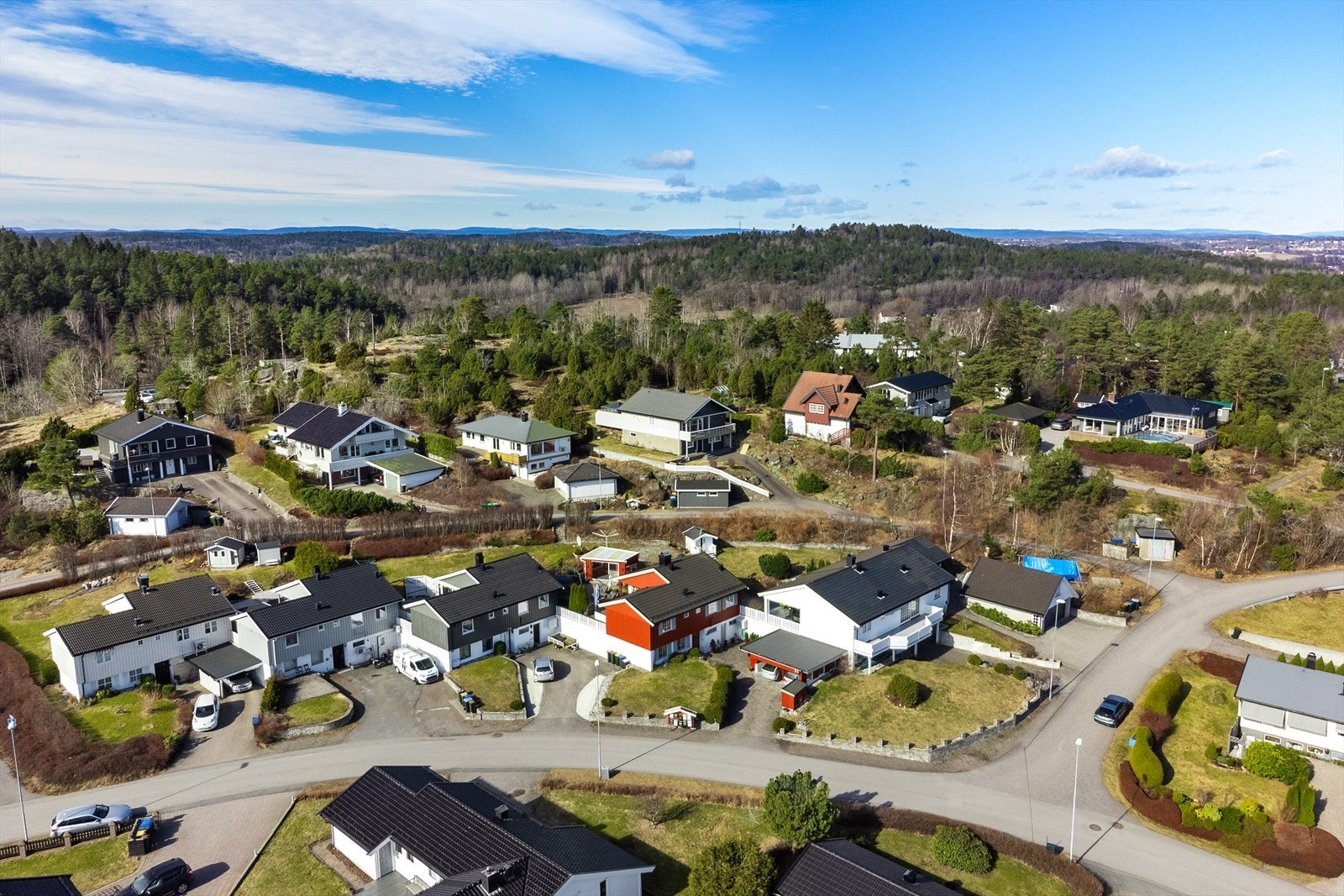 Det er kort vei også til Hårkollen Idrettshall, og dagligvarehandelen kan gjøres på Meny på Skallestad. Galleribilde