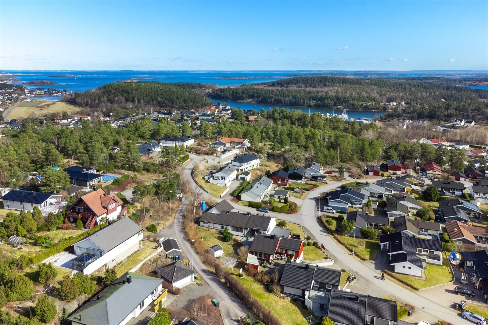 Dette er en familievennlig enebolig over to etasjer med attraktiv beliggenhet i rolig og etablert område nær sjøen Galleribilde