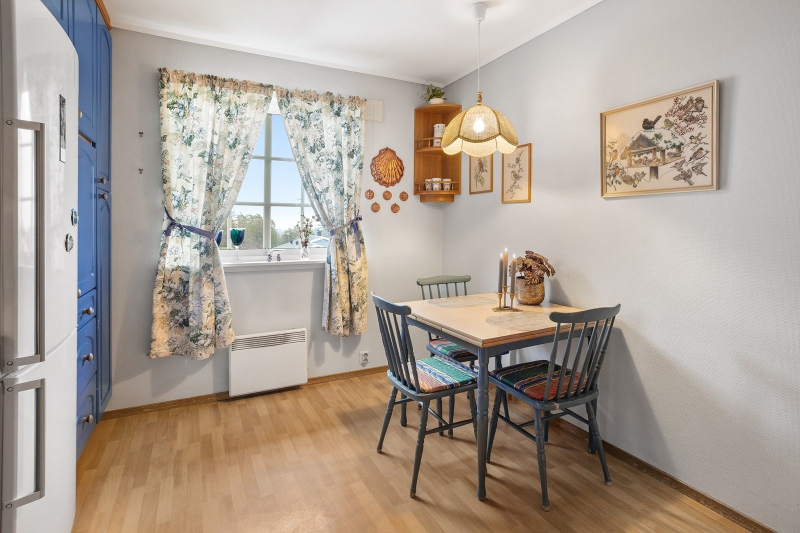 Her får du plass for spisebord til fire. Galleribilde