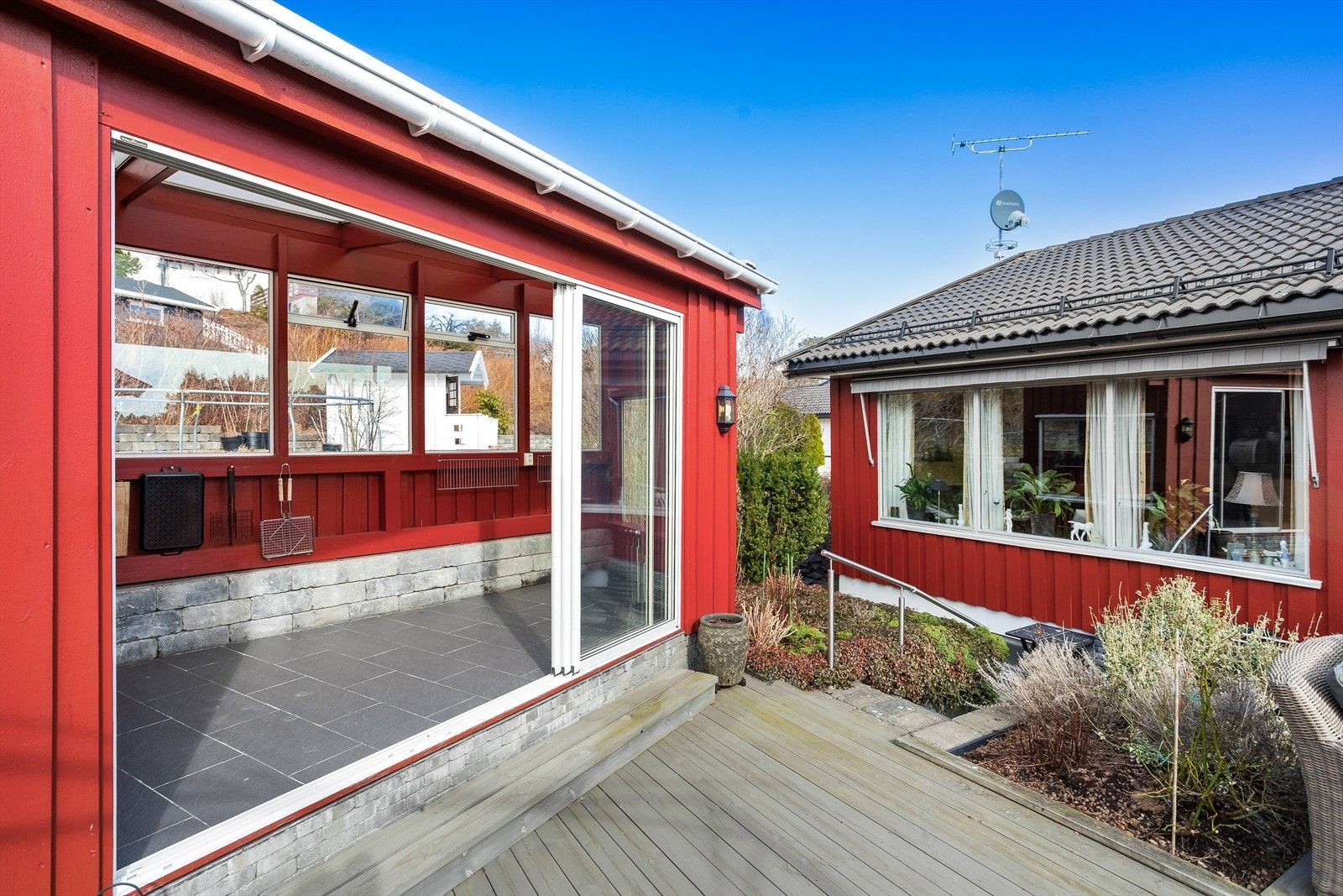 Her får du en super hagestue som kan møbleres etter eget ønske, eller brukes til ekstra lagring. Galleribilde