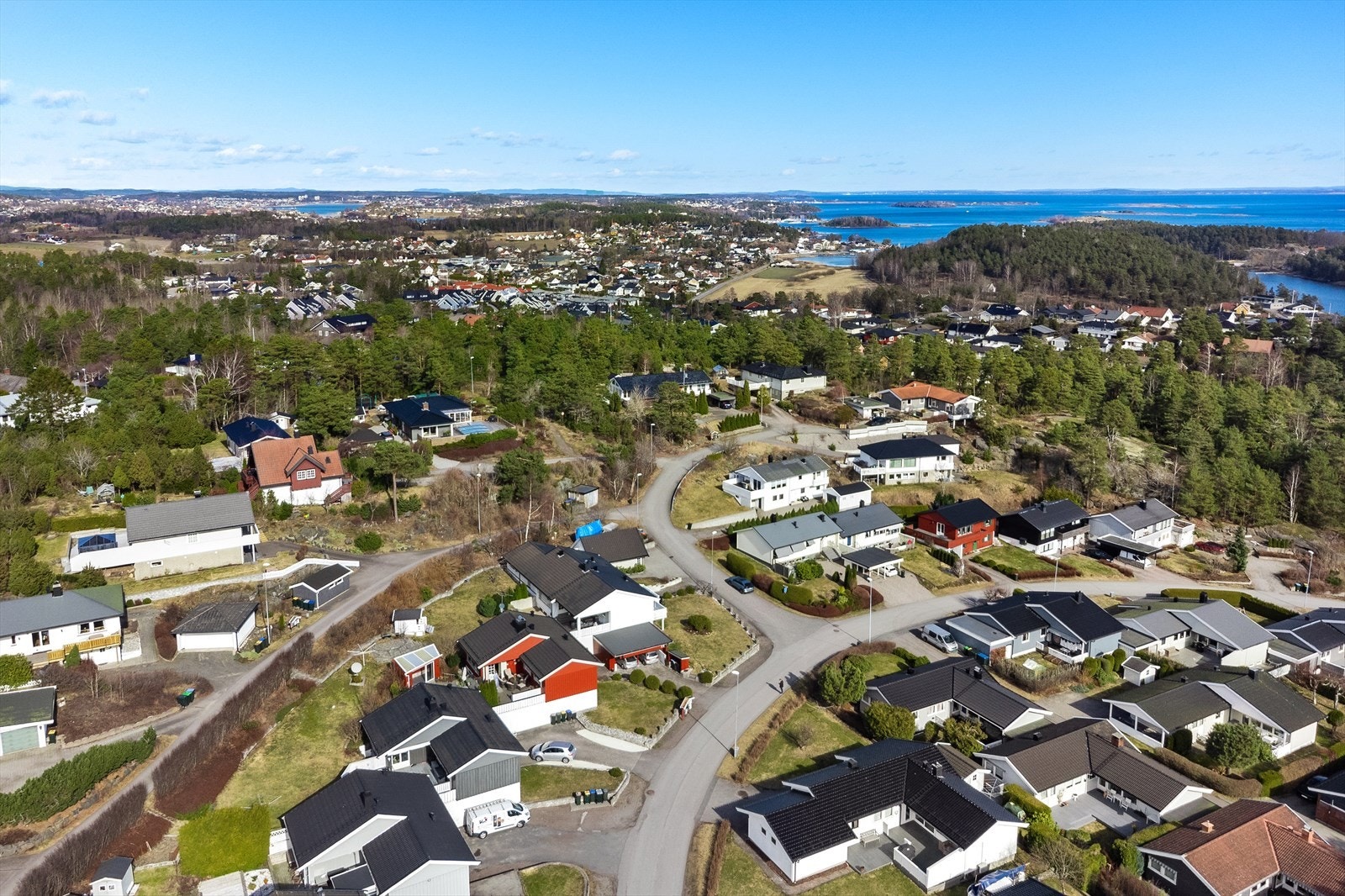 Området er stille og rolig, med fine tur- og skogsområder i nærområde samt badeplasser og småbåthavn. Galleribilde