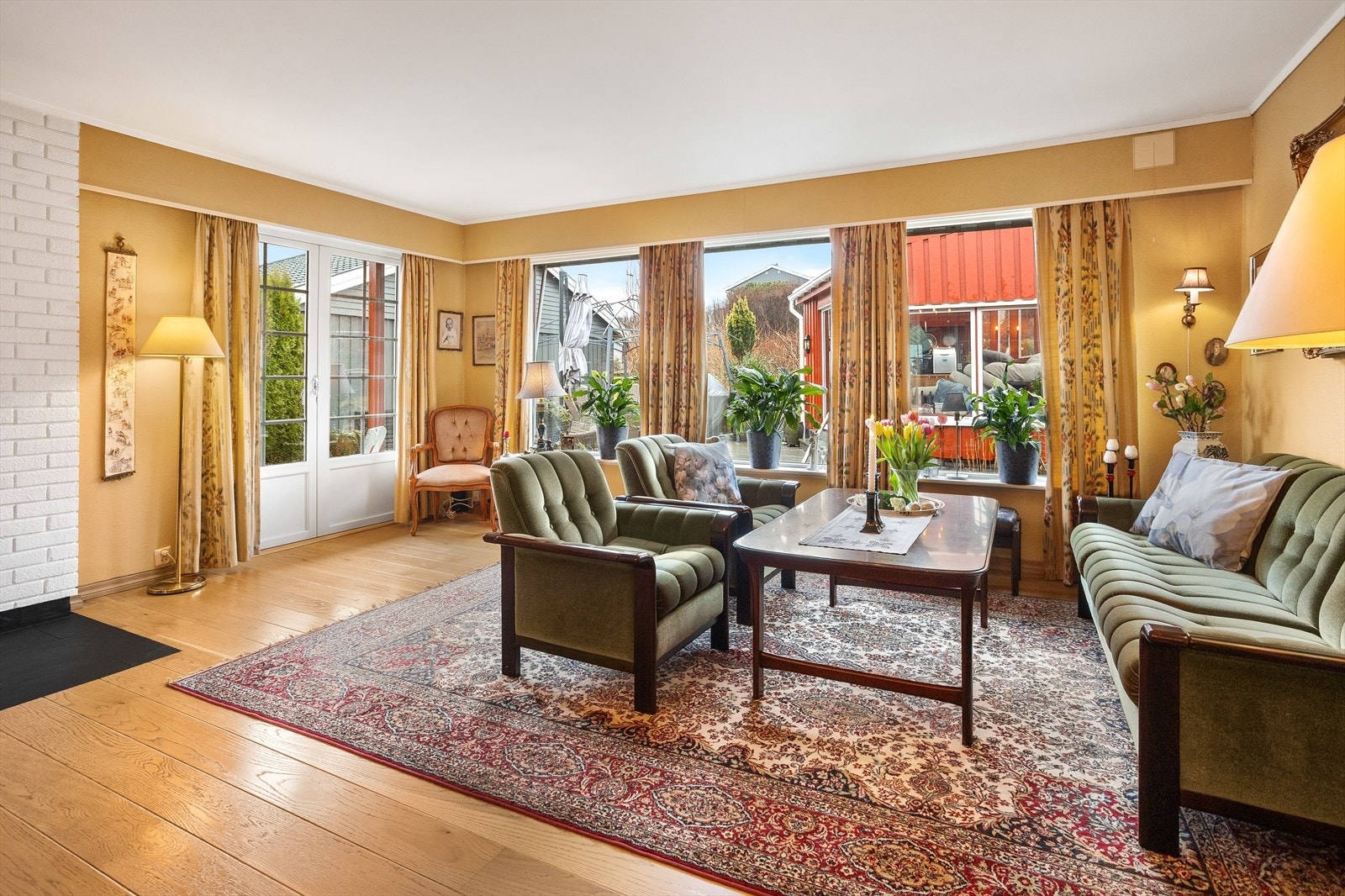 Stuen preges av store vinduer som fyller rommet med naturlig lys. Galleribilde